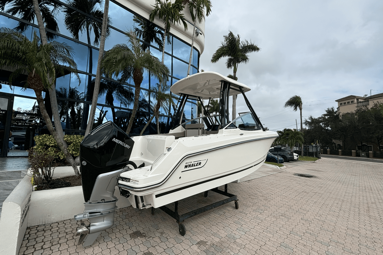 2025 Boston Whaler 240 Vantage Image Thumbnail #3