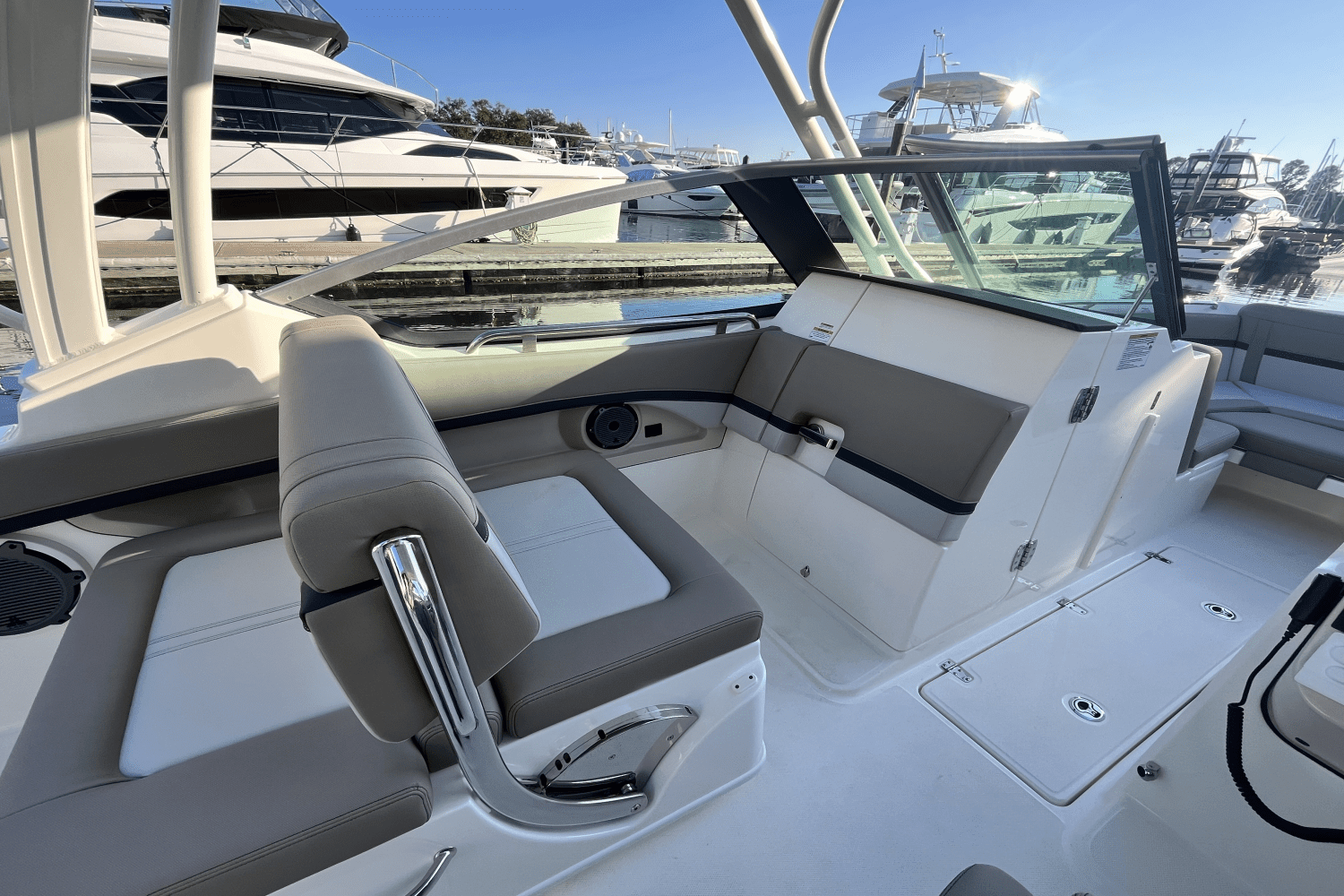 2025 Boston Whaler 240 Vantage Image Thumbnail #11