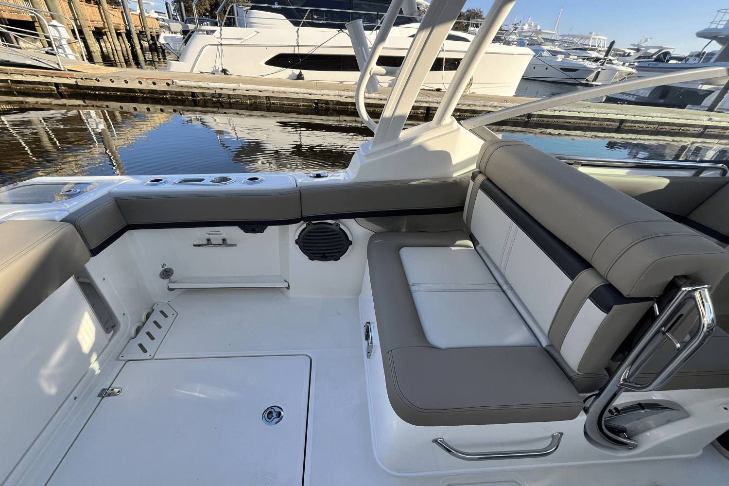 2025 Boston Whaler 240 Vantage Image Thumbnail #7