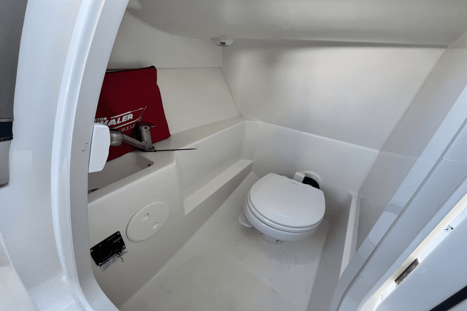 2025 Boston Whaler 240 Vantage Image Thumbnail #13