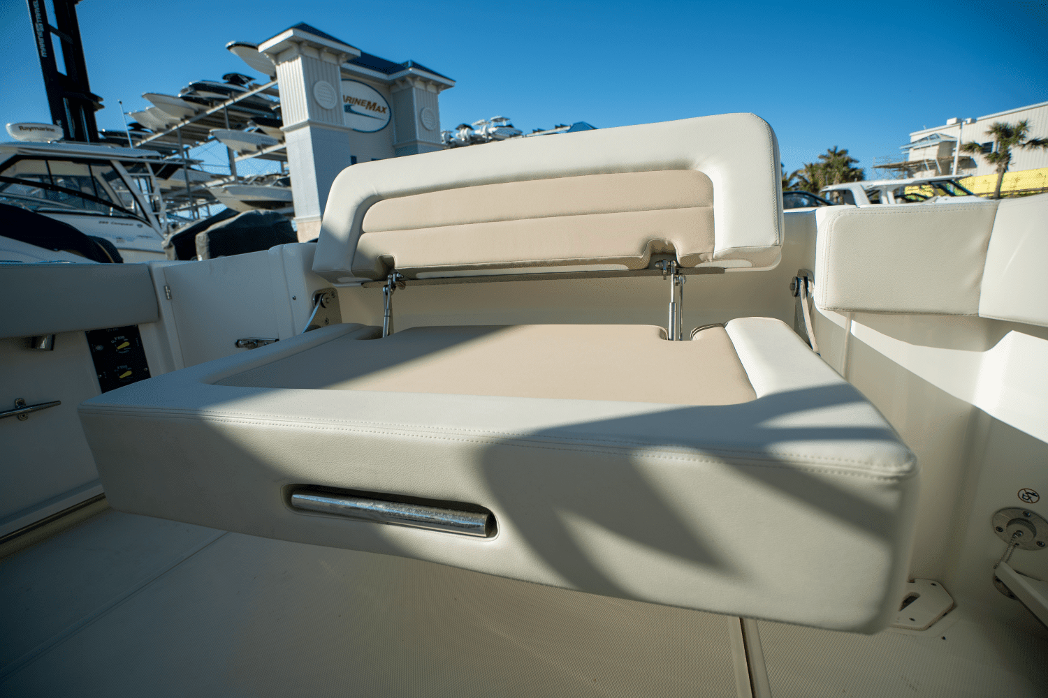 2025 Boston Whaler 240 Vantage Image Thumbnail #8