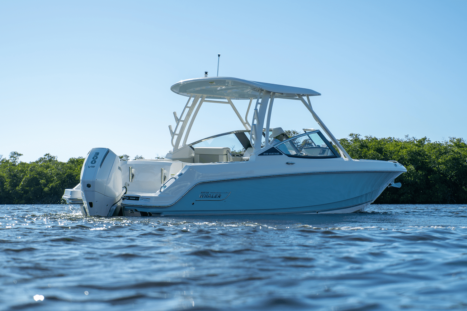 2025 Boston Whaler 240 Vantage Image Thumbnail #3