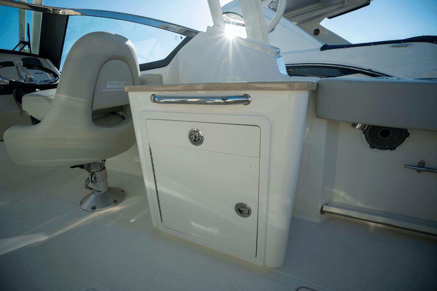 2025 Boston Whaler 240 Vantage Image Thumbnail #9