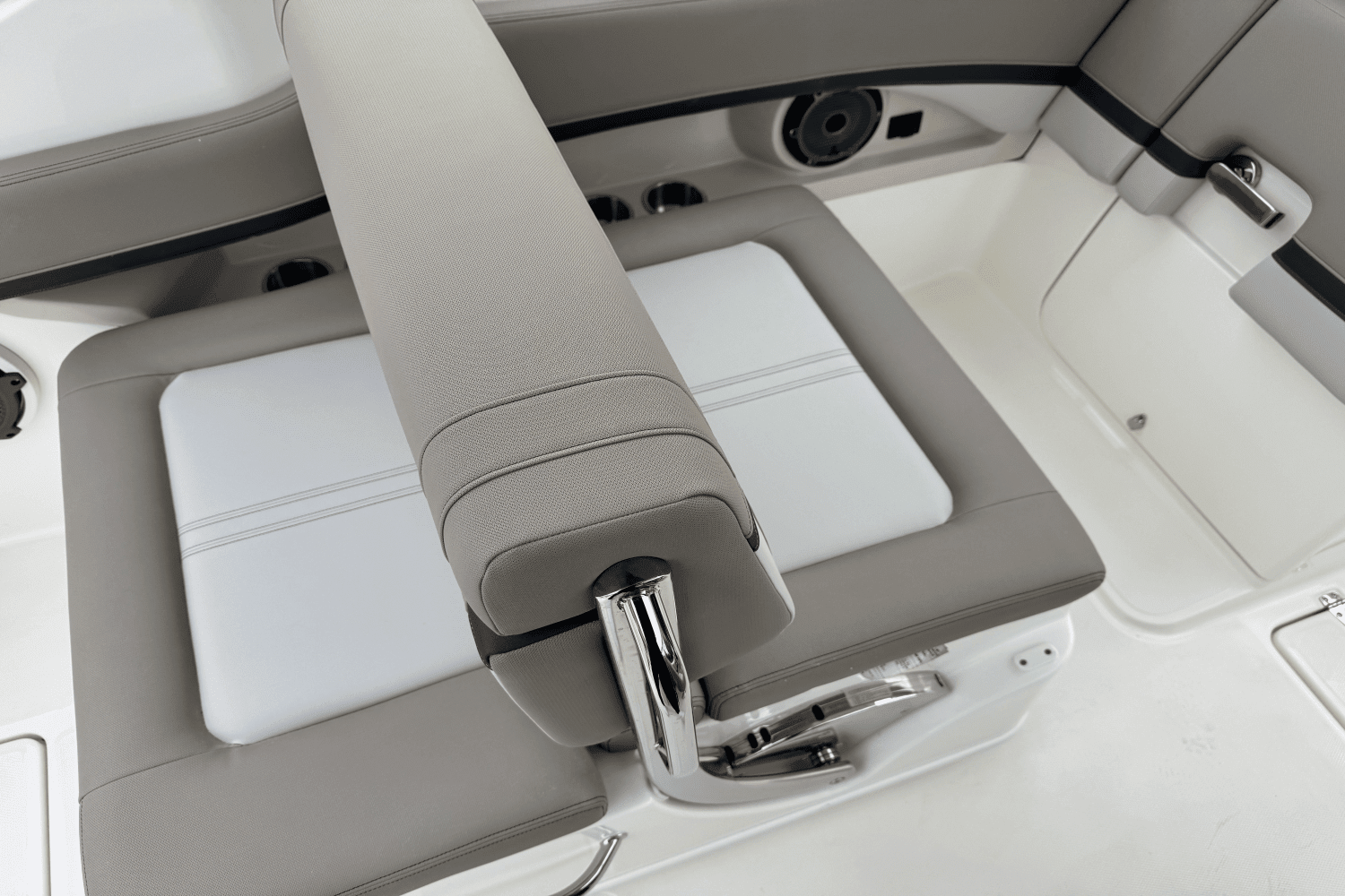 2025 Boston Whaler 240 Vantage Image Thumbnail #27