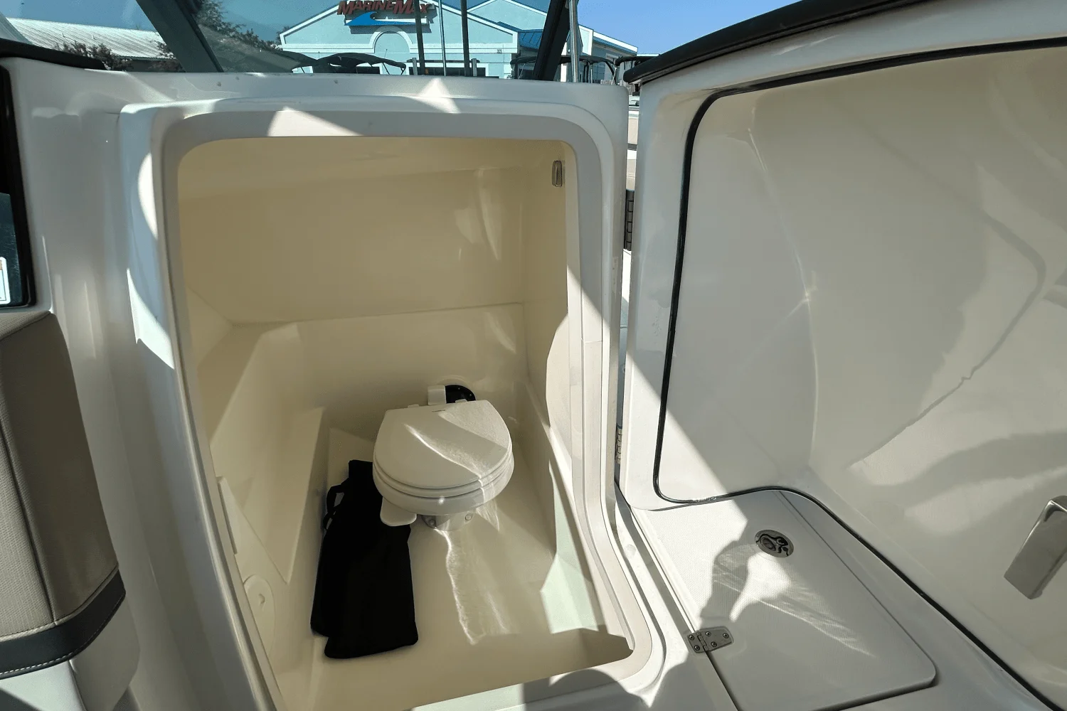 2025 Boston Whaler 240 Vantage Image Thumbnail #17