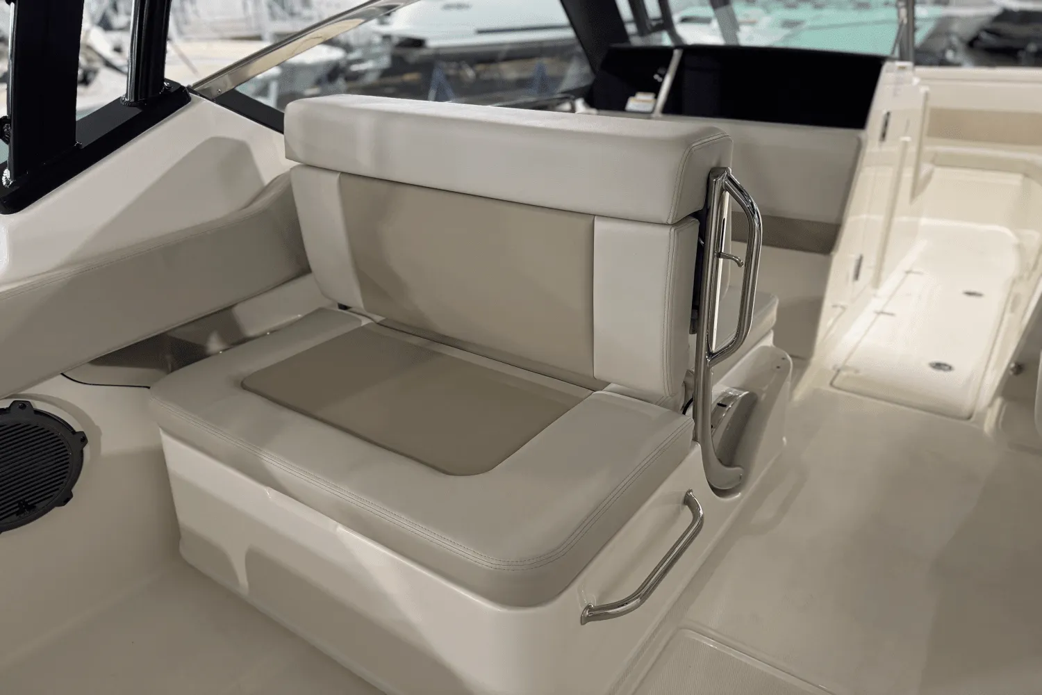 2025 Boston Whaler 240 Vantage Image Thumbnail #6