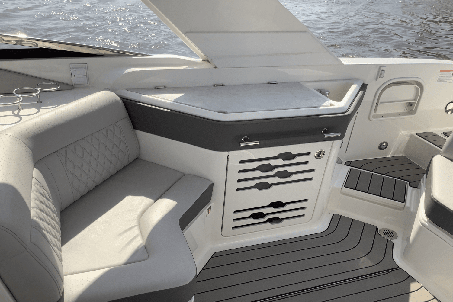 2025 Sea Ray SLX 310 Image Thumbnail #25