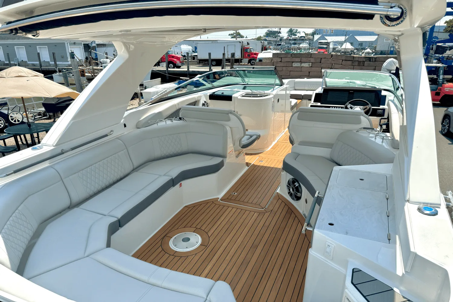 2025 Sea Ray SLX 350 Outboard Image Thumbnail #10
