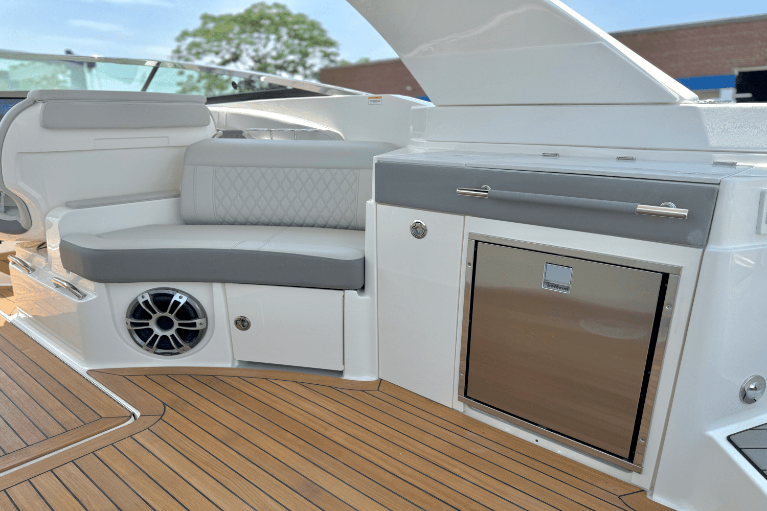 2025 Sea Ray SLX 350 Outboard Image Thumbnail #13