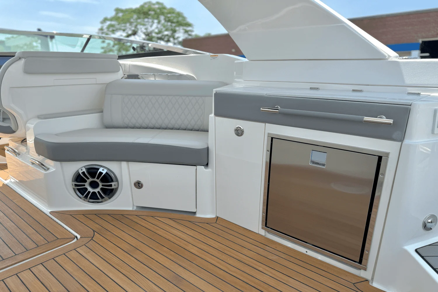 2025 Sea Ray SLX 350 Outboard Image Thumbnail #13