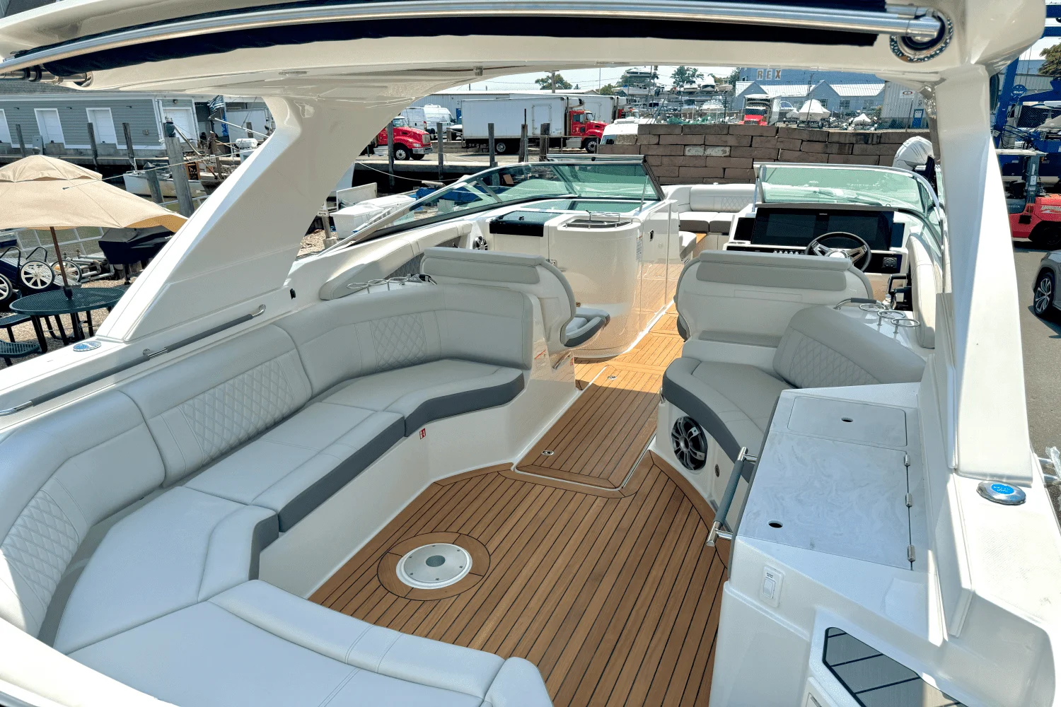 2025 Sea Ray SLX 350 Outboard Image Thumbnail #10