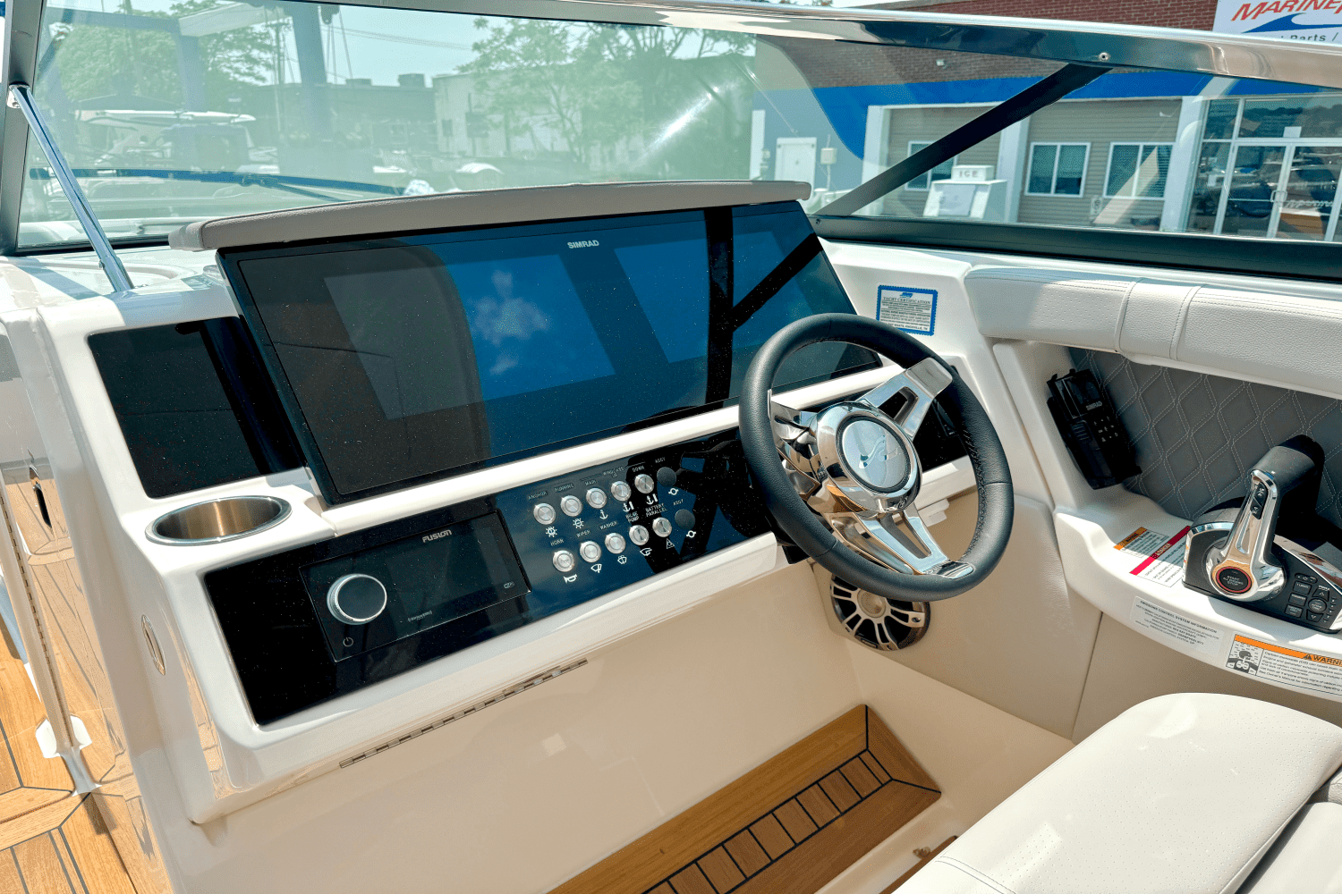 2025 Sea Ray SLX 350 Outboard Image Thumbnail #27