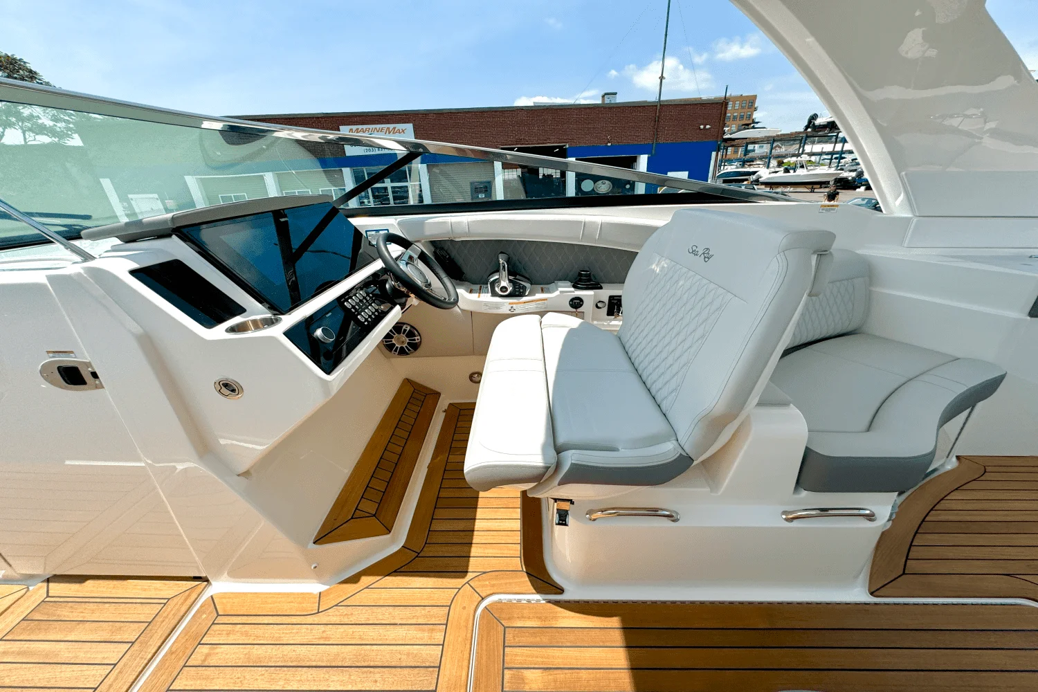 2025 Sea Ray SLX 350 Outboard Image Thumbnail #25