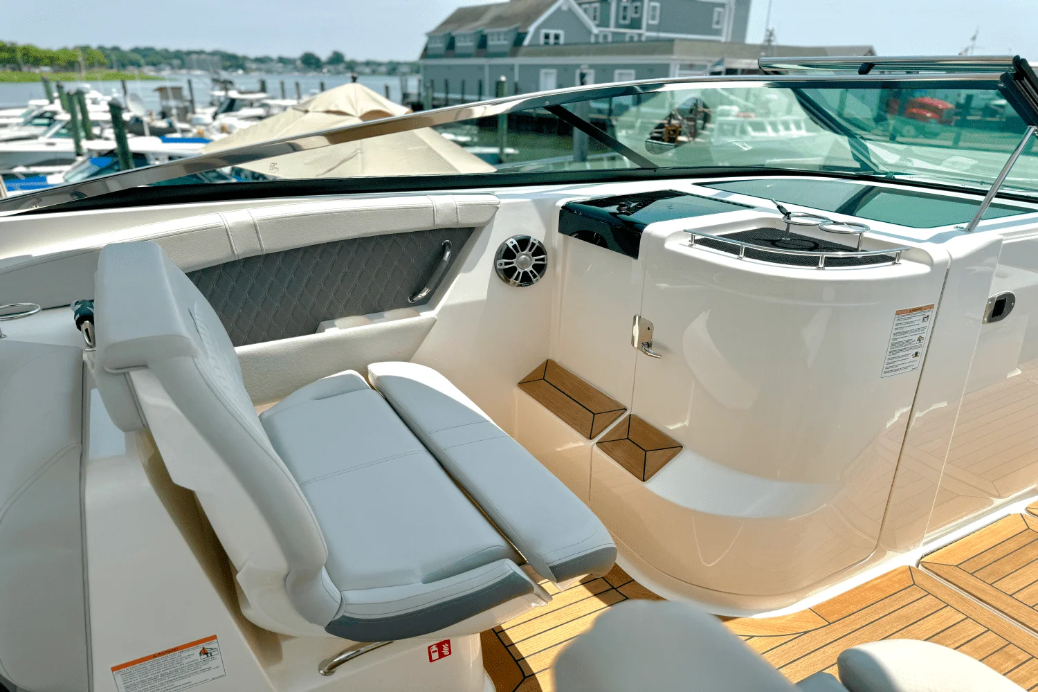 2025 Sea Ray SLX 350 Outboard Image Thumbnail #21