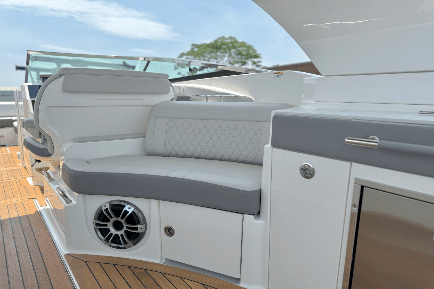 2025 Sea Ray SLX 350 Outboard Image Thumbnail #14