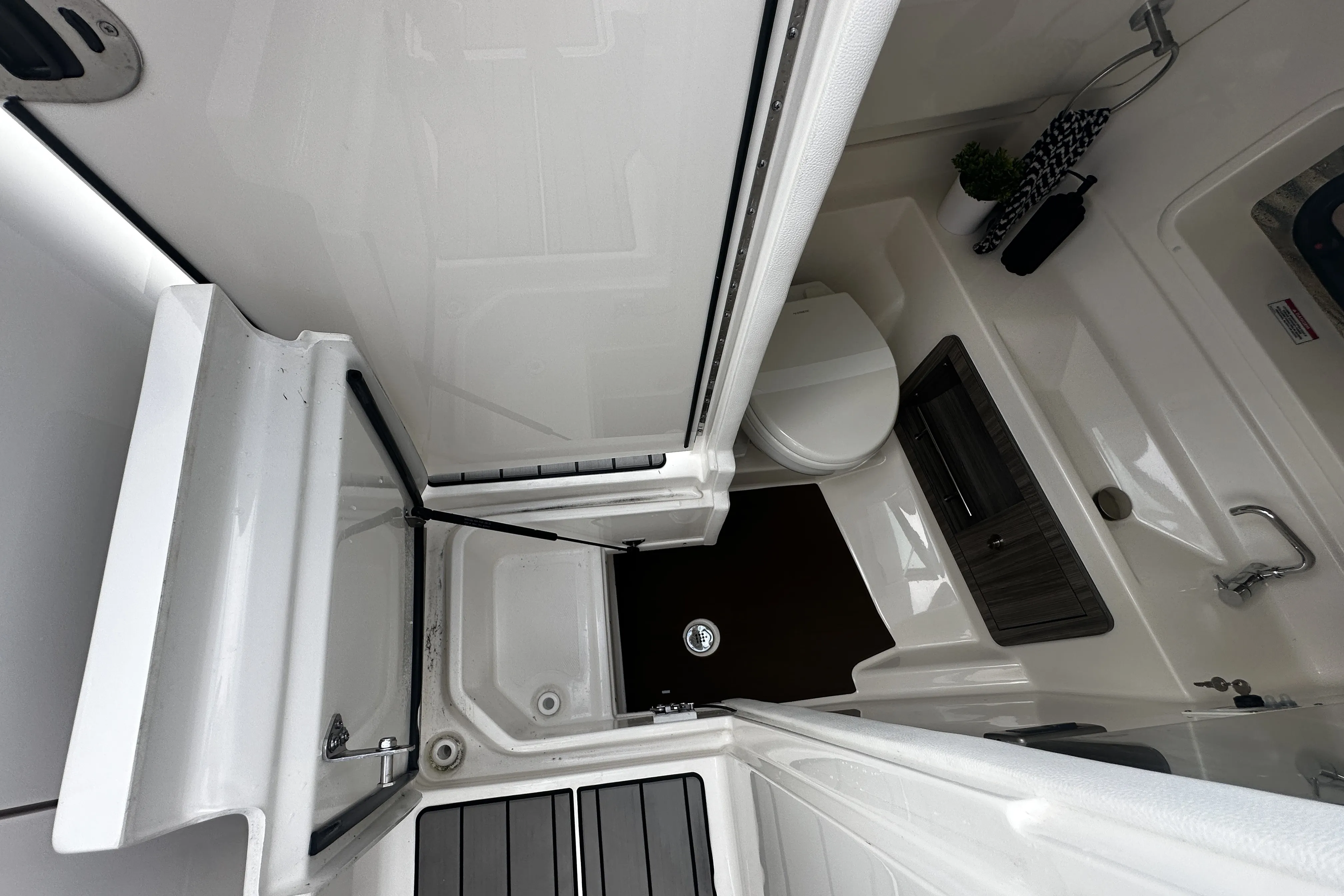 2025 Sea Ray SLX 350 Outboard Image Thumbnail #34