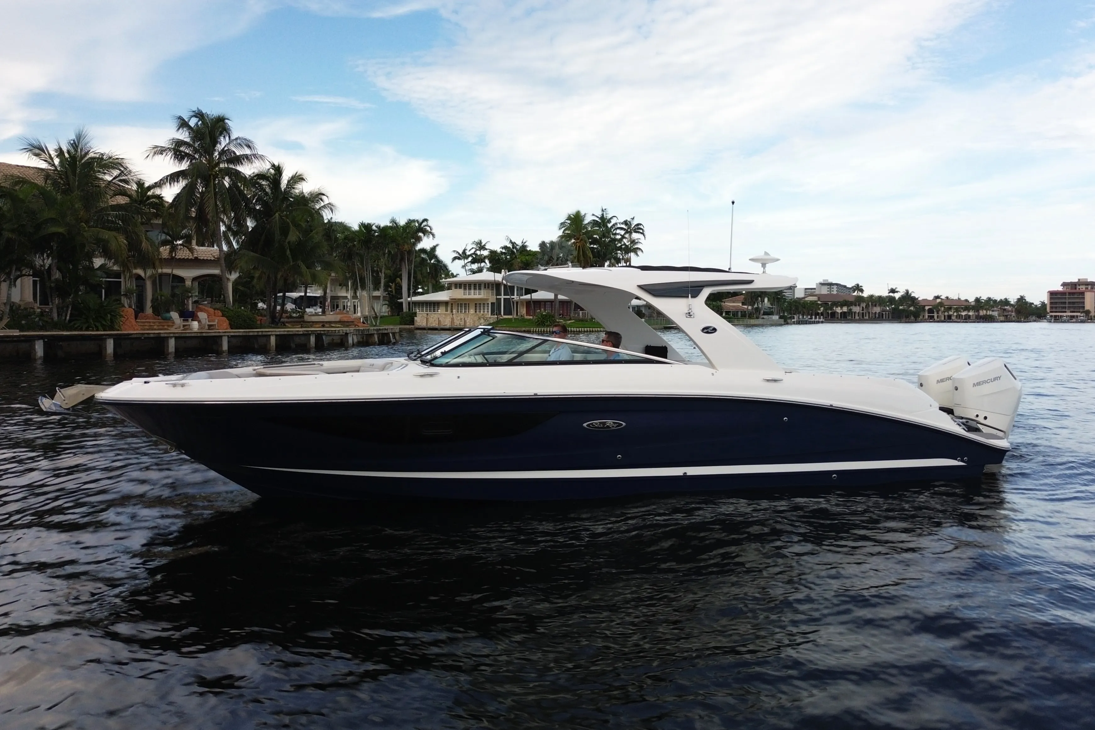 2025 Sea Ray SLX 350 Outboard Image Thumbnail #2