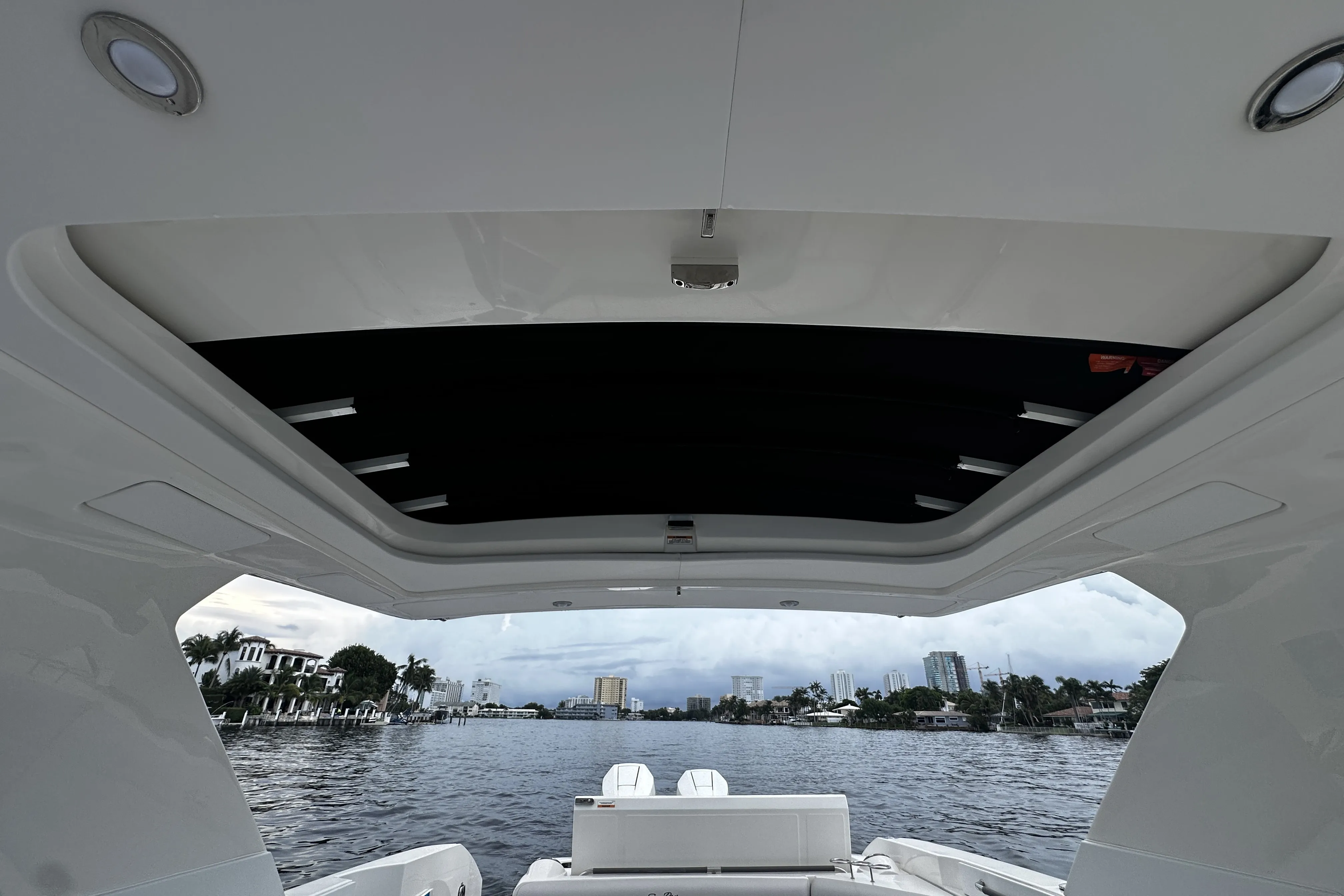 2025 Sea Ray SLX 350 Outboard Image Thumbnail #20