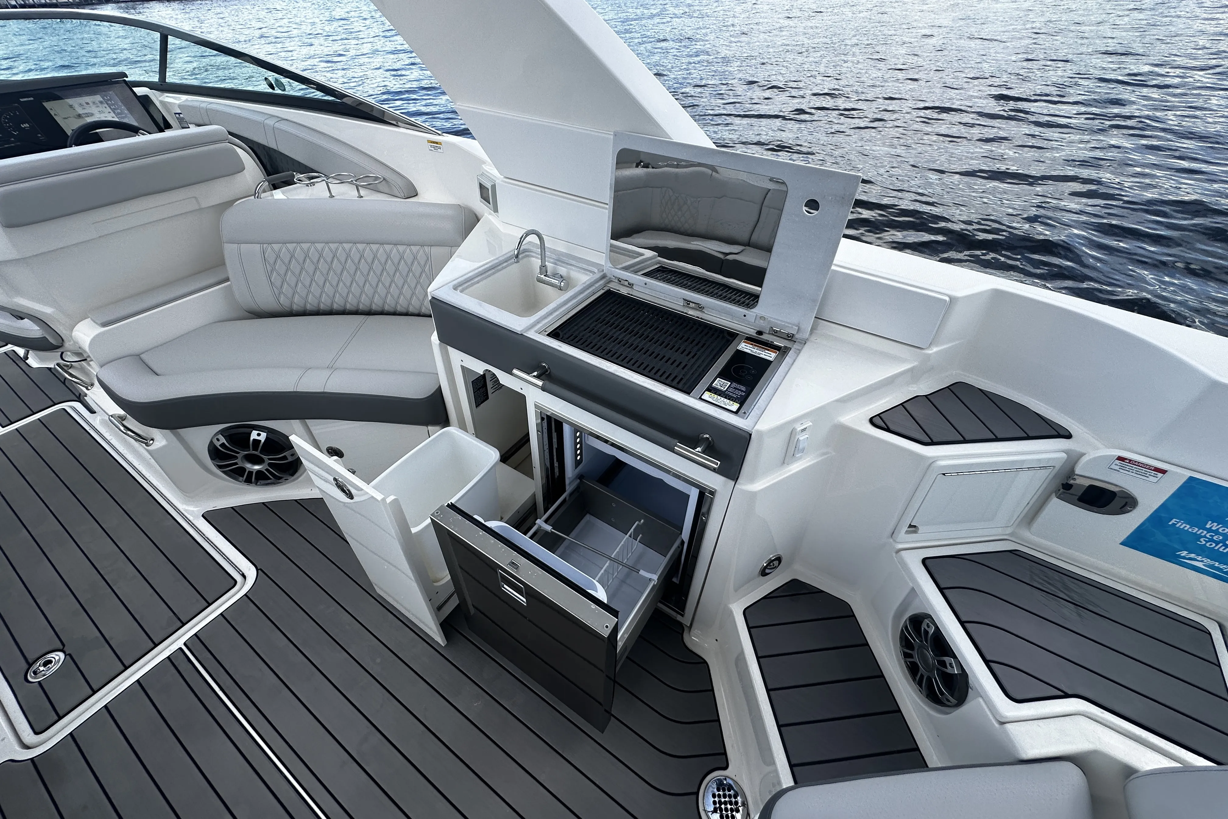 2025 Sea Ray SLX 350 Outboard Image Thumbnail #26