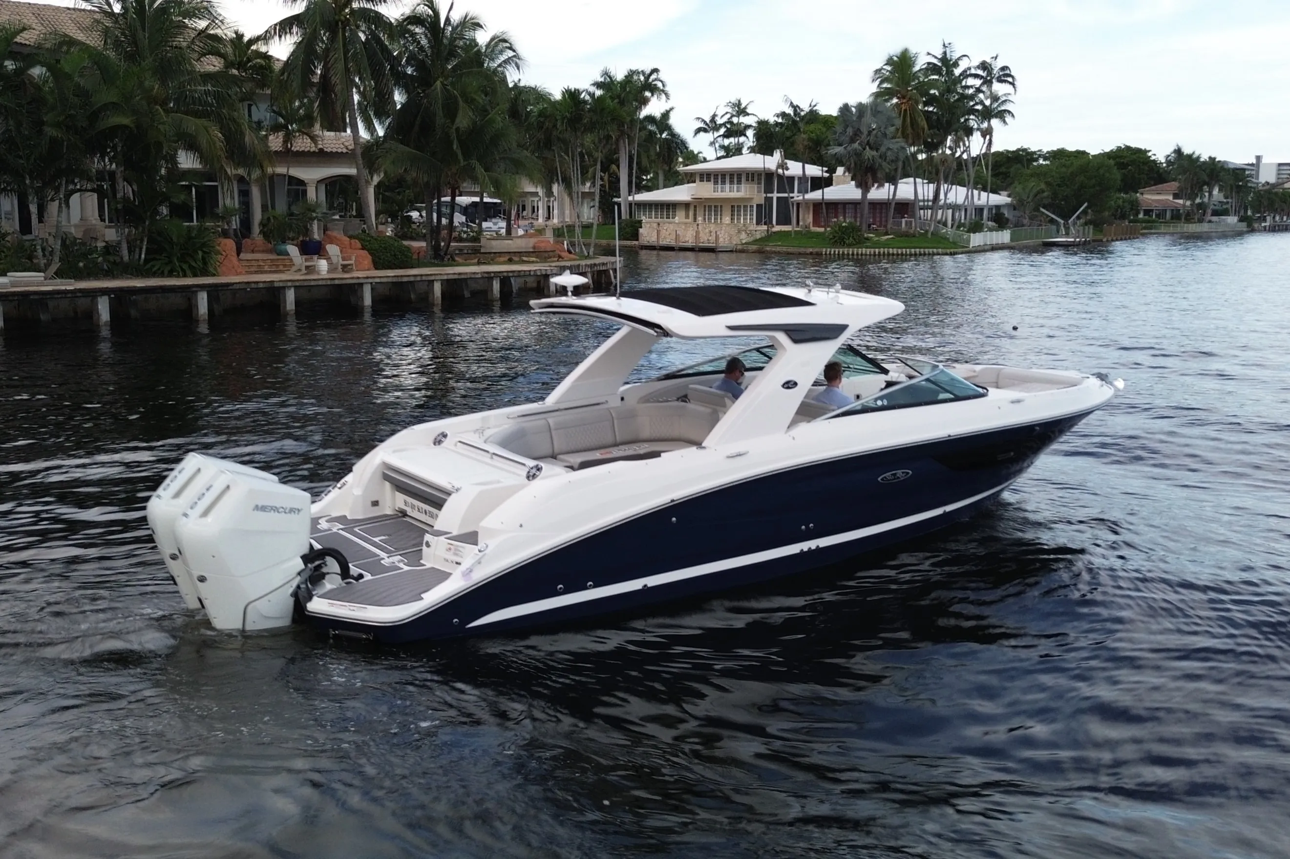 2025 Sea Ray SLX 350 Outboard Image Thumbnail #7