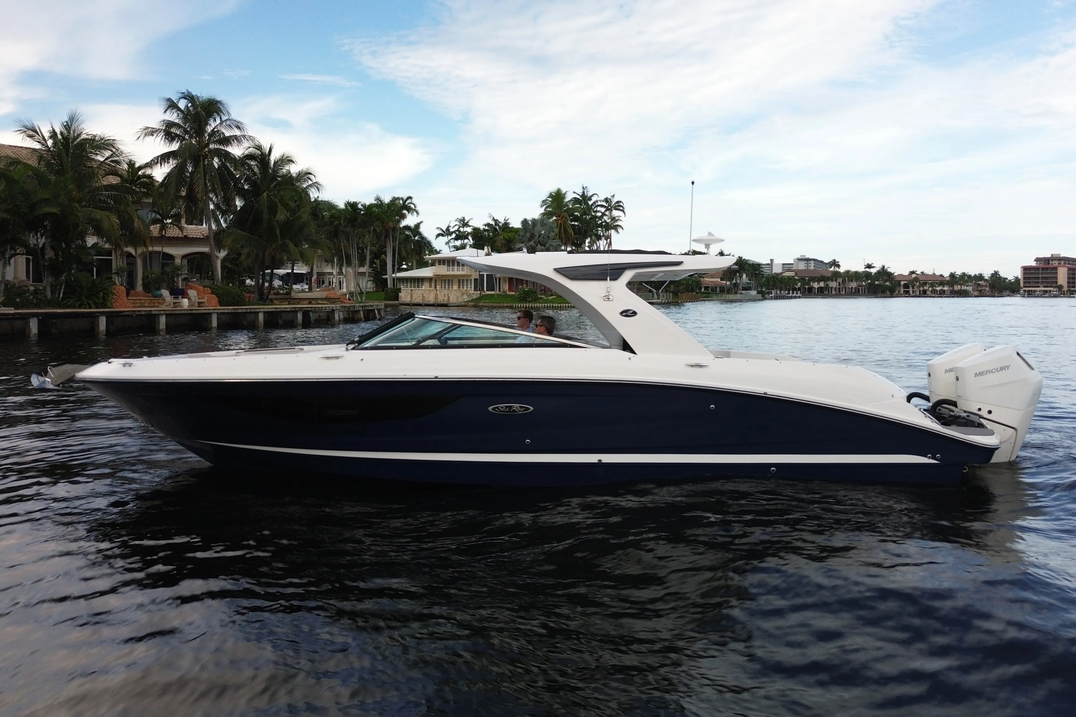 2025 Sea Ray SLX 350 Outboard Image Thumbnail #3