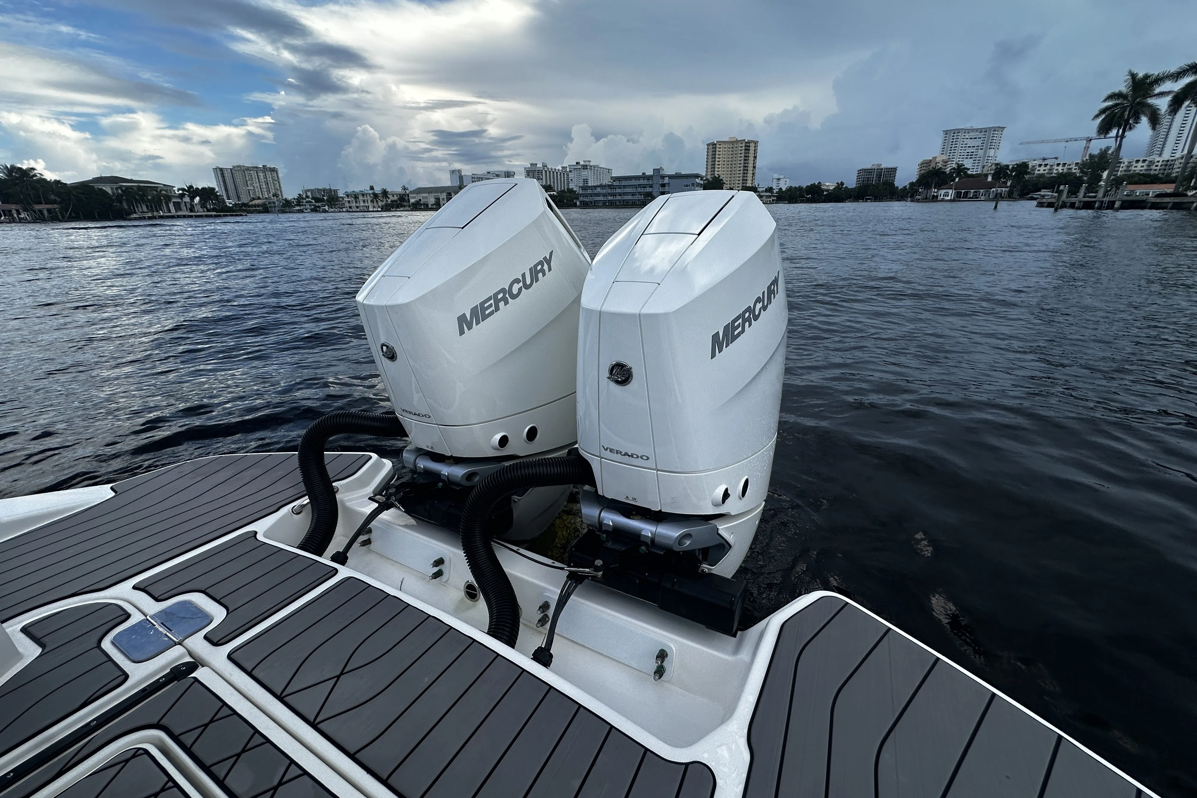 2025 Sea Ray SLX 350 Outboard Image Thumbnail #13