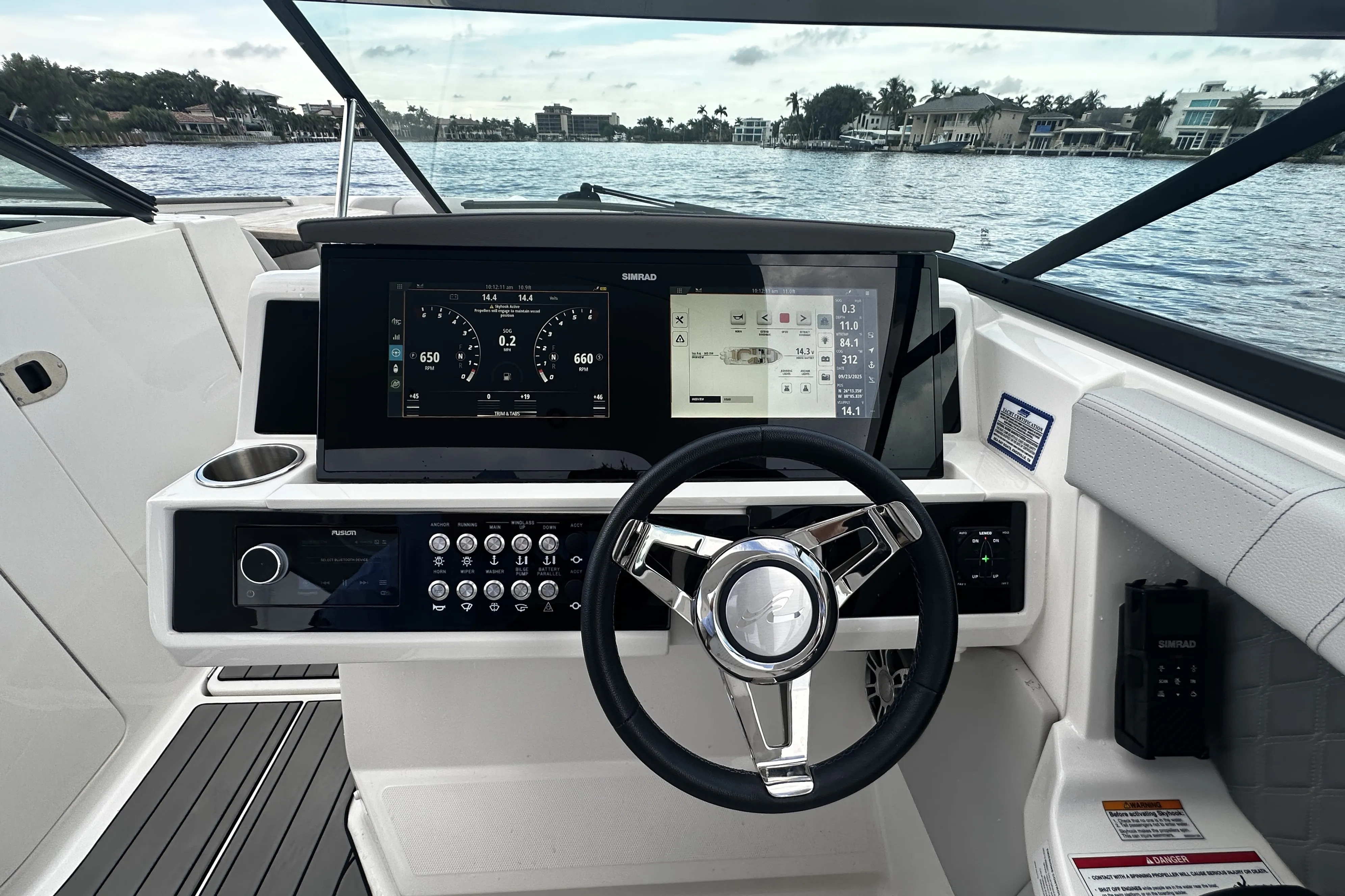 2025 Sea Ray SLX 350 Outboard Image Thumbnail #30