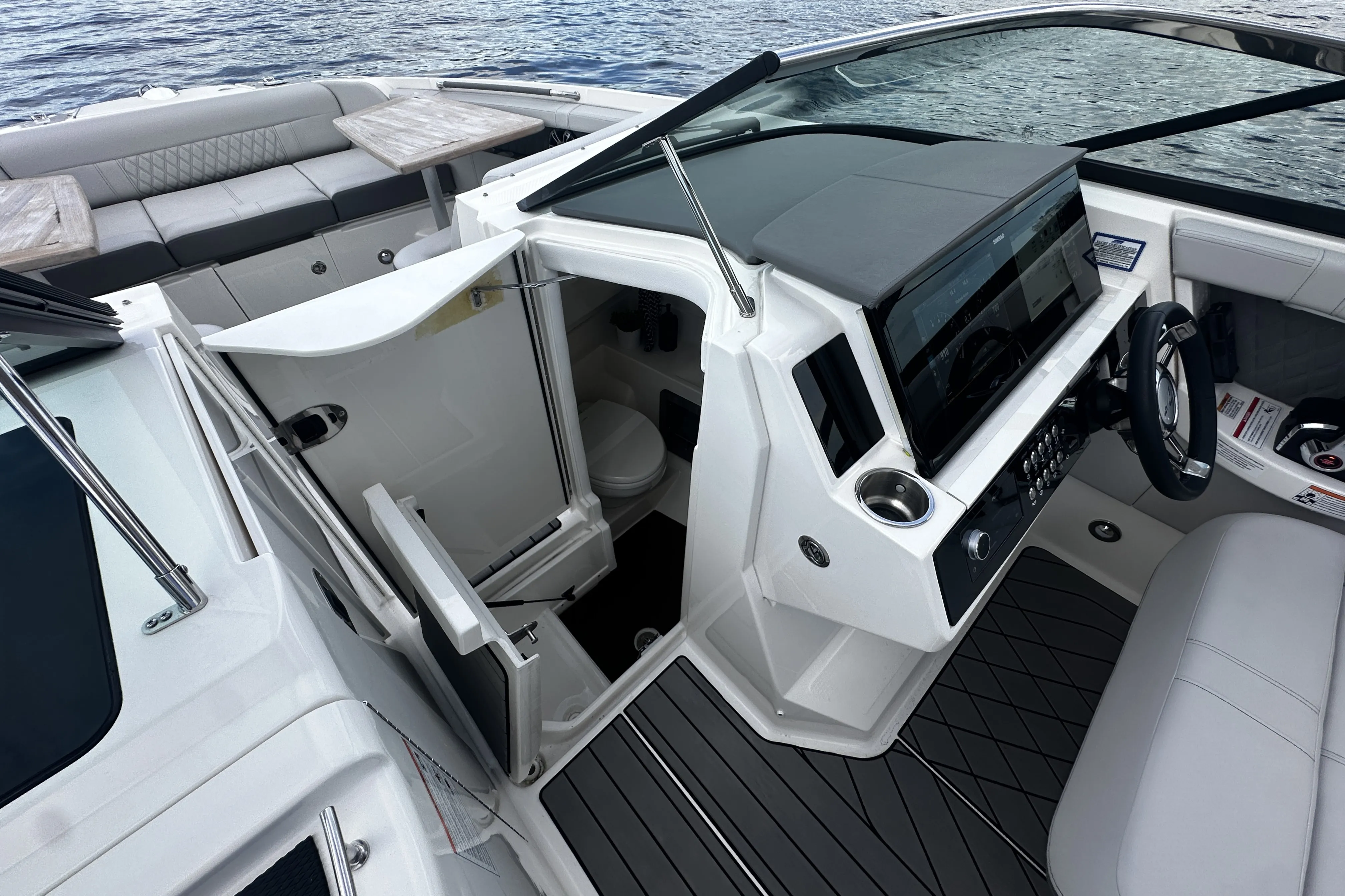2025 Sea Ray SLX 350 Outboard Image Thumbnail #33