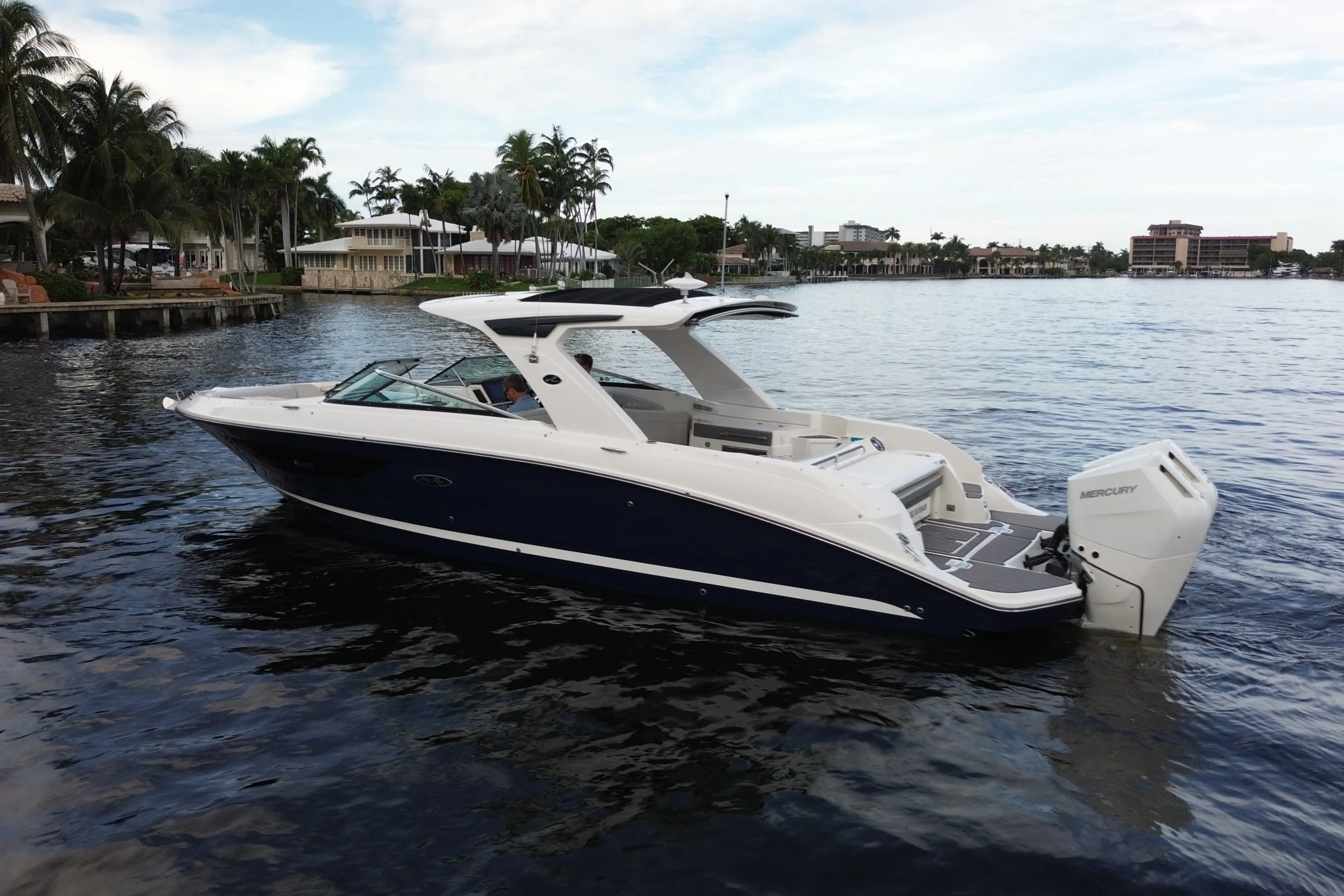 2025 Sea Ray SLX 350 Outboard Image Thumbnail #5