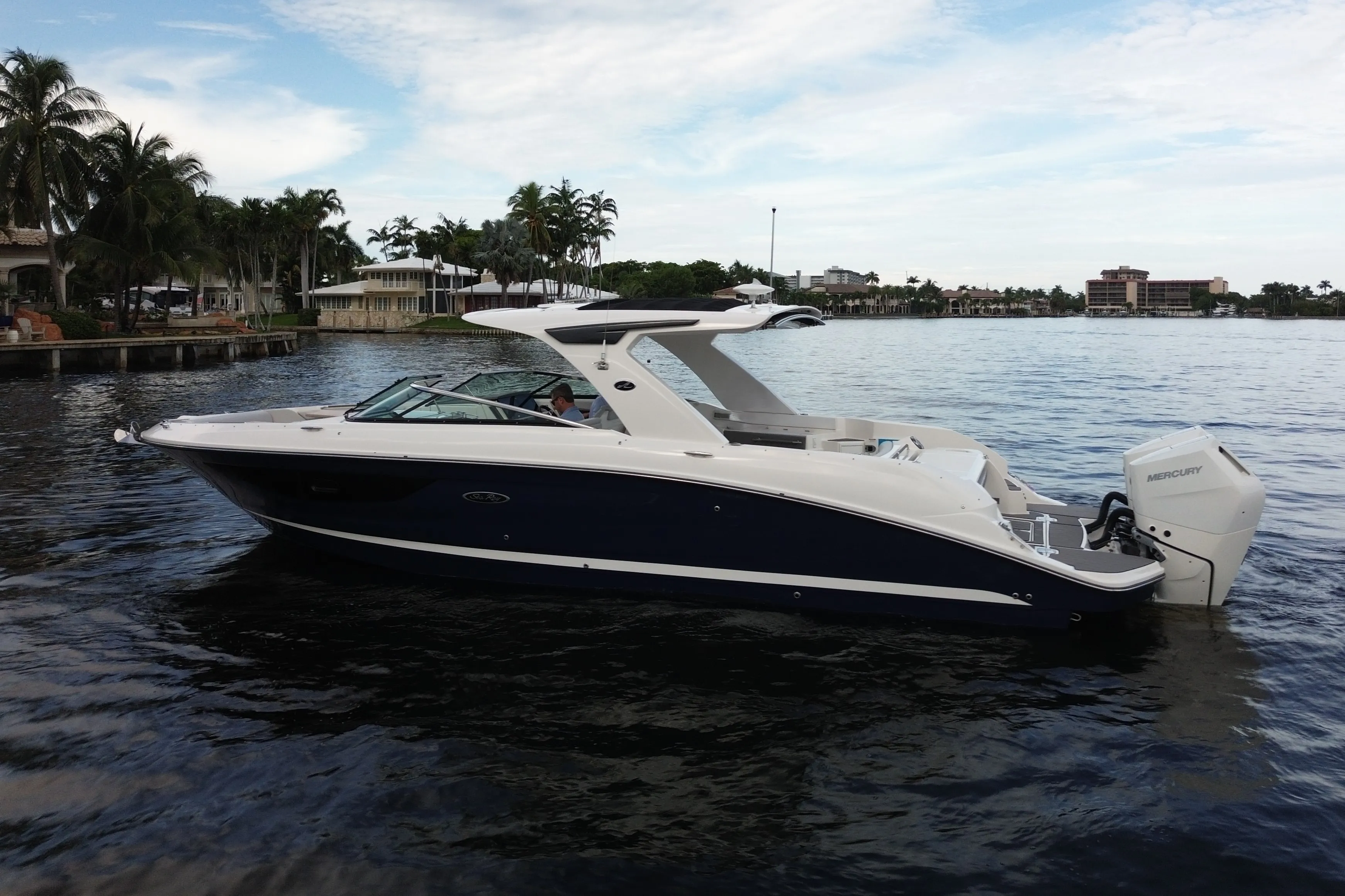 2025 Sea Ray SLX 350 Outboard Image Thumbnail #4