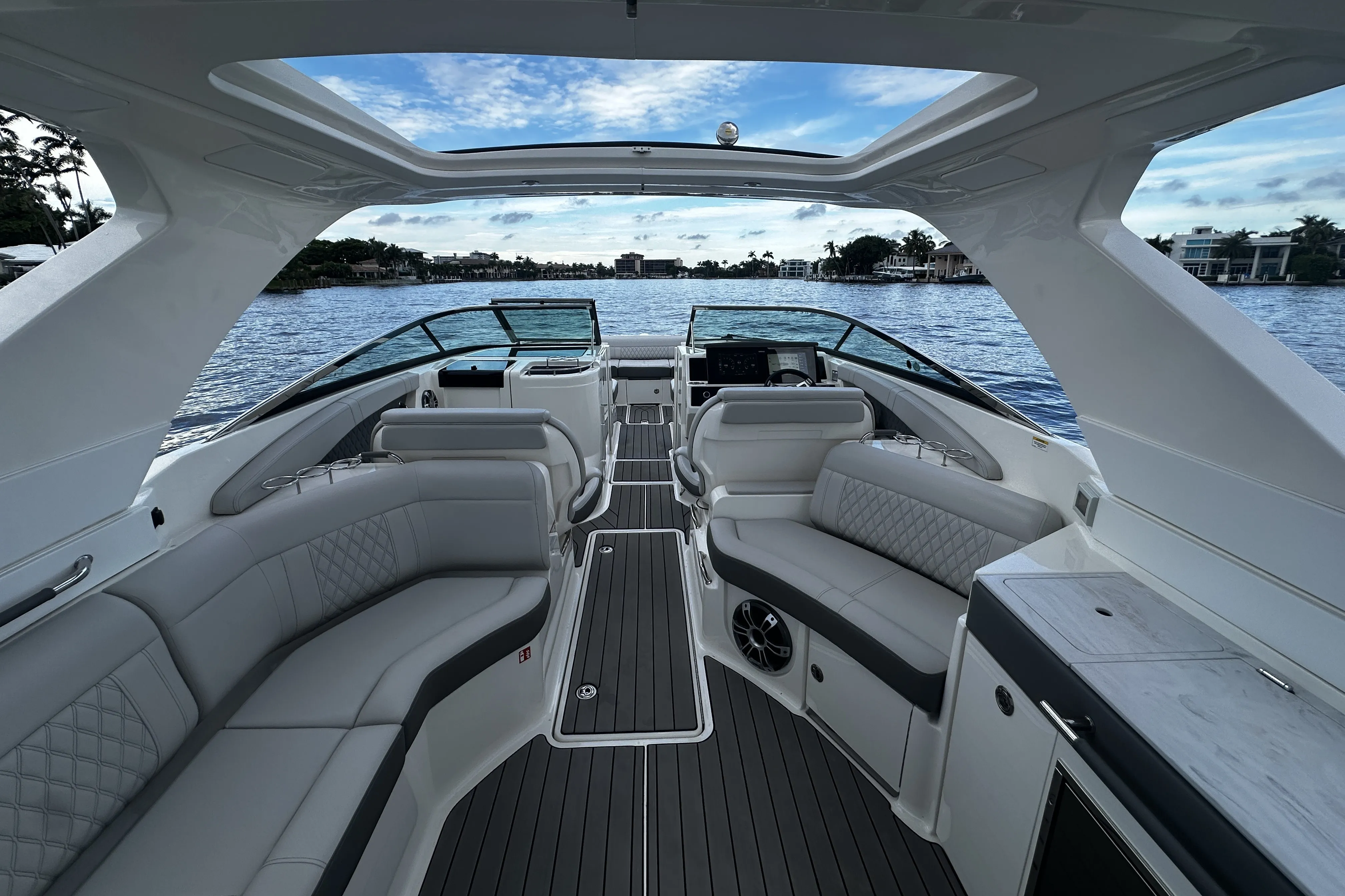 2025 Sea Ray SLX 350 Outboard Image Thumbnail #23
