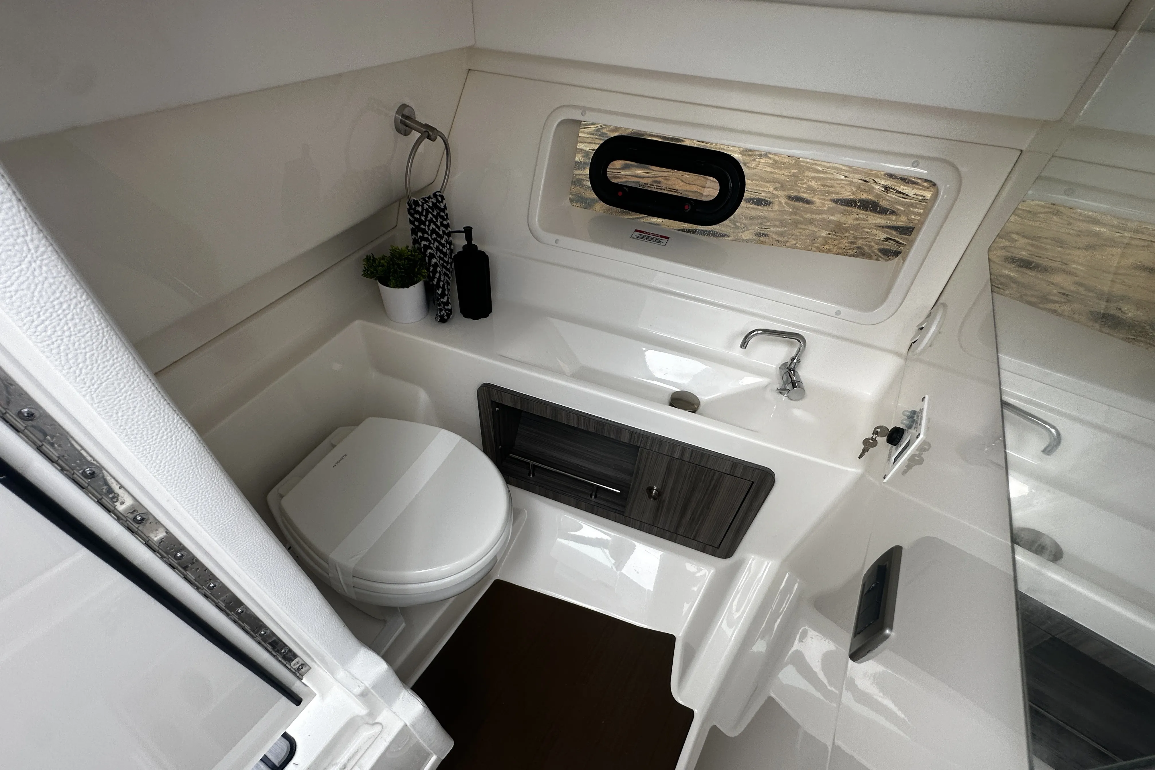 2025 Sea Ray SLX 350 Outboard Image Thumbnail #35