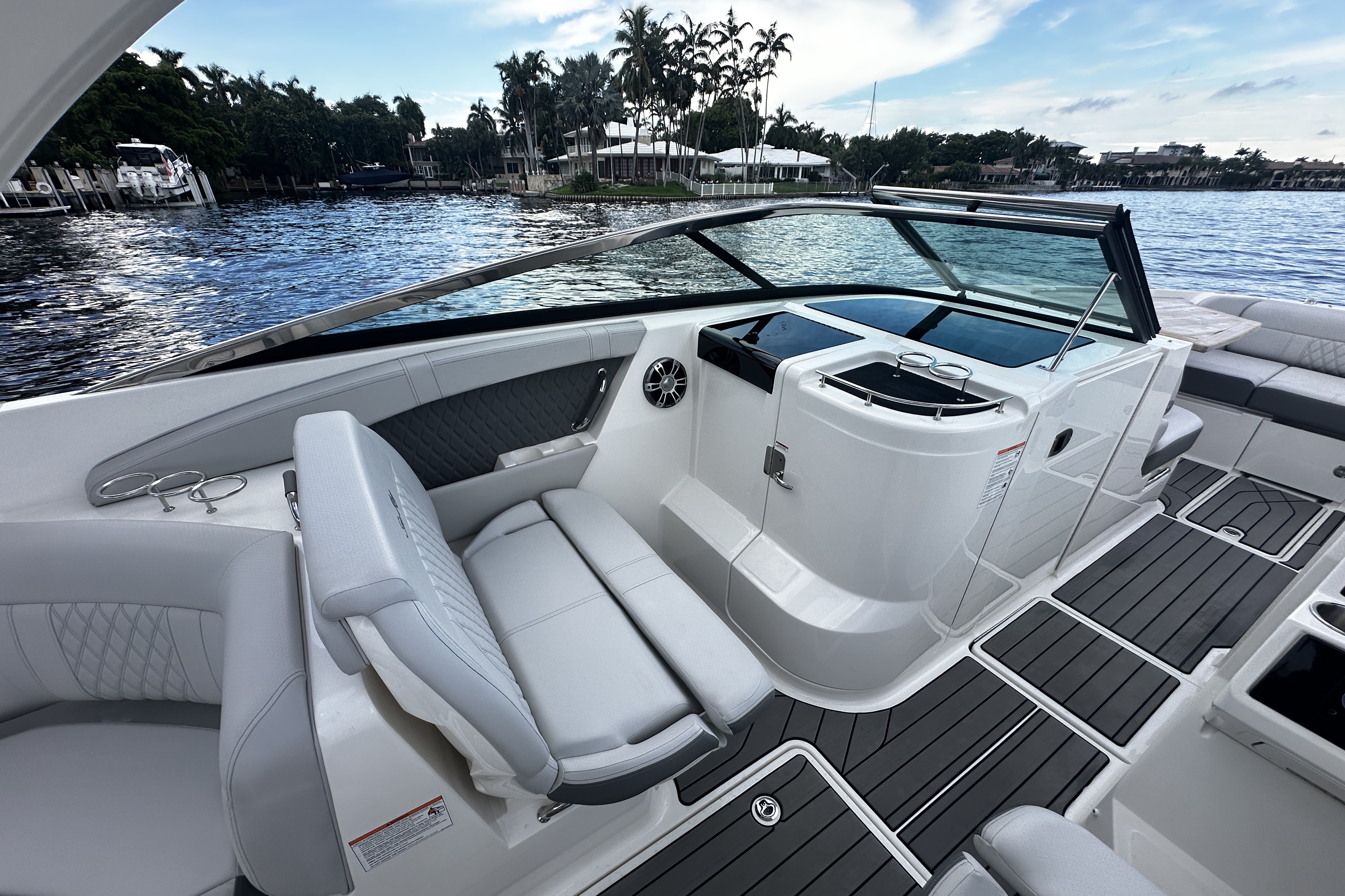 2025 Sea Ray SLX 350 Outboard Image Thumbnail #31