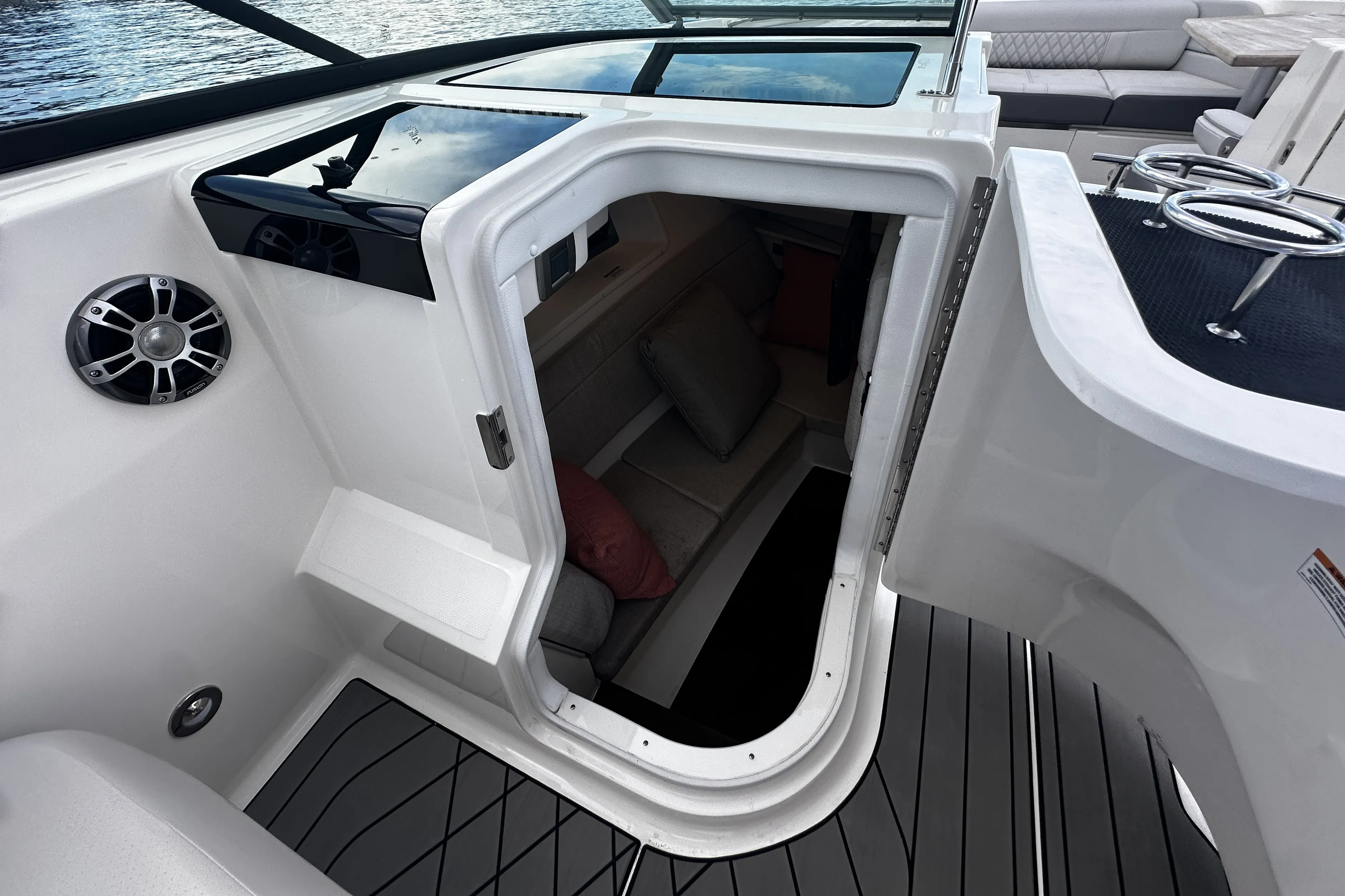 2025 Sea Ray SLX 350 Outboard Image Thumbnail #39