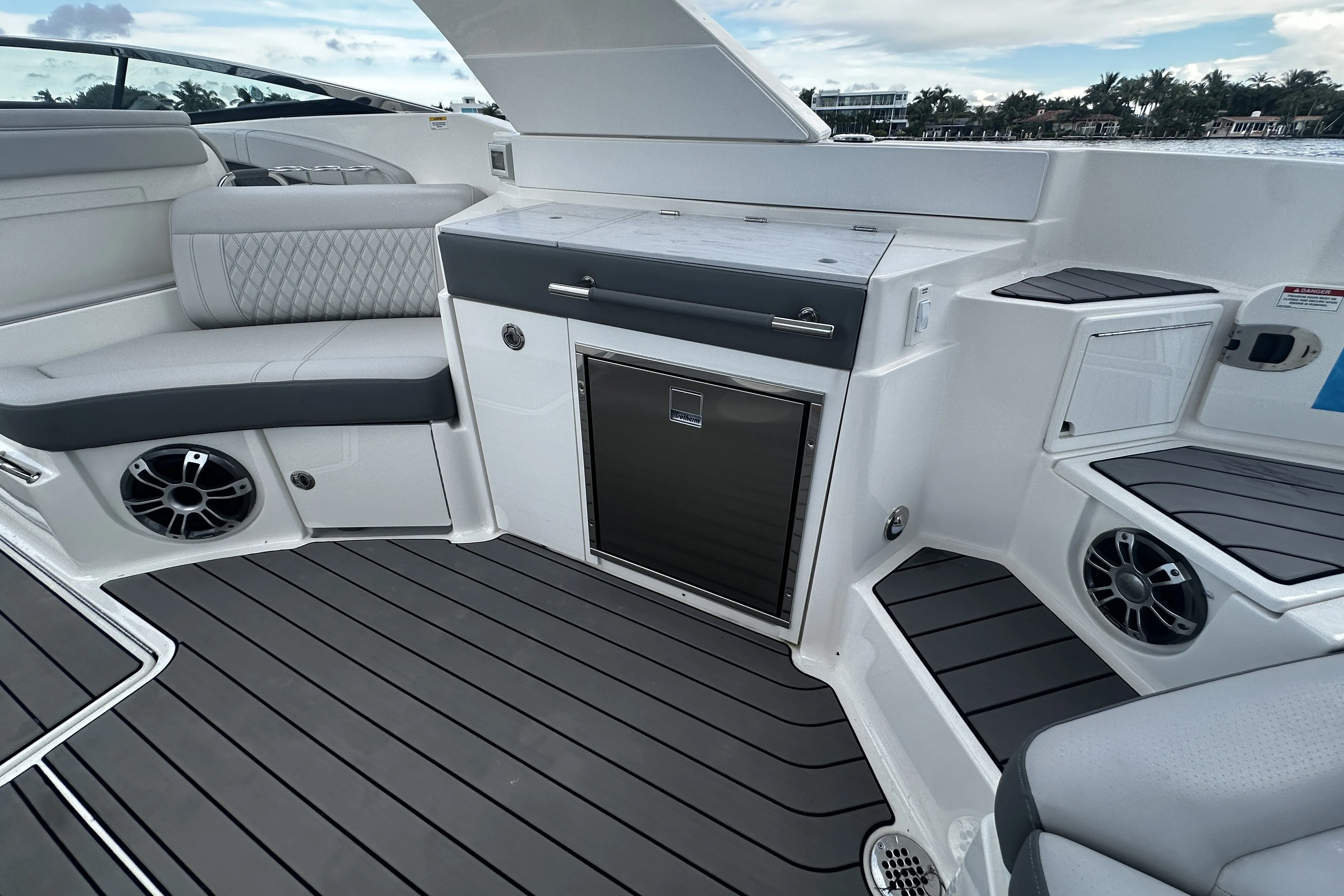 2025 Sea Ray SLX 350 Outboard Image Thumbnail #25