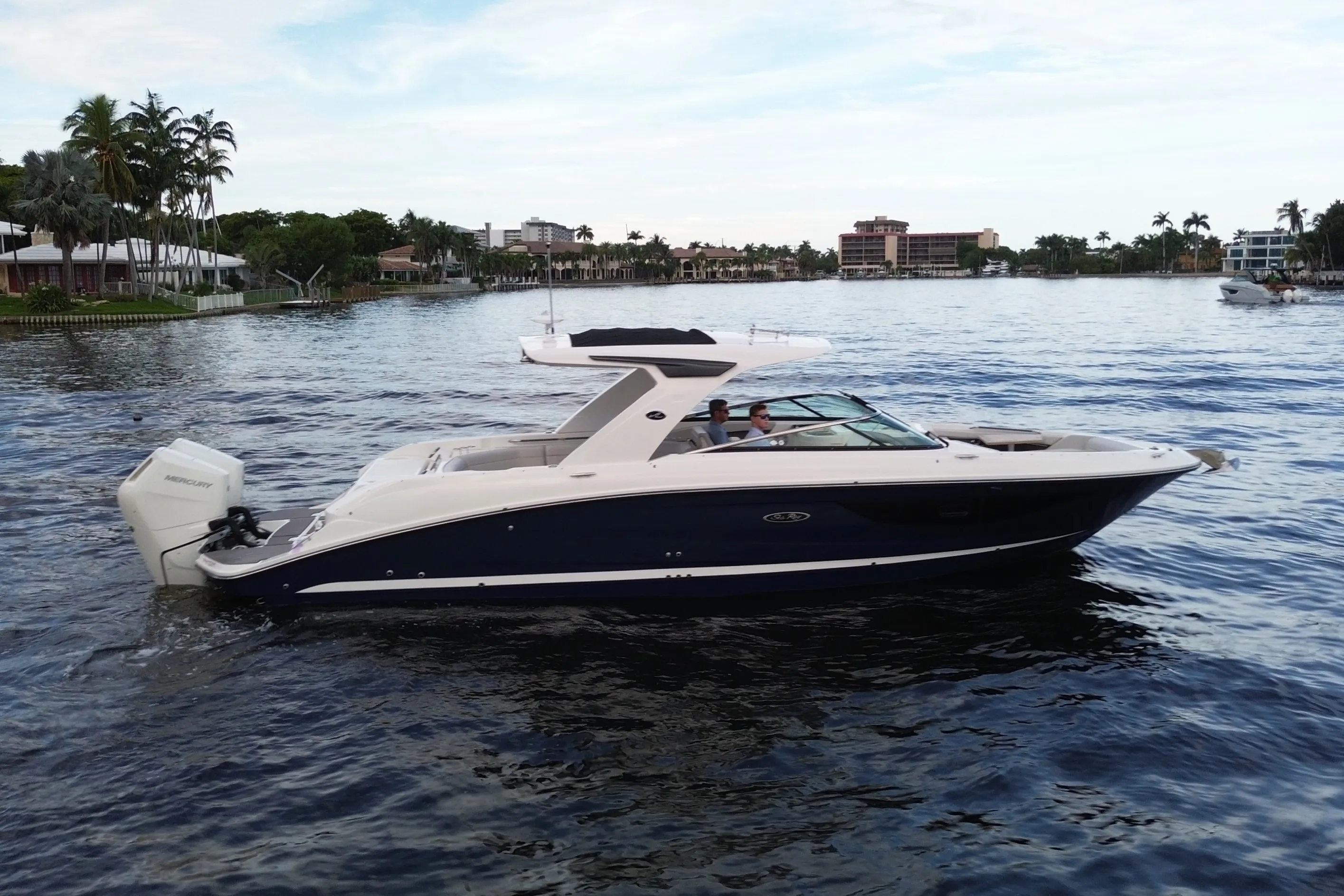 2025 Sea Ray SLX 350 Outboard Image Thumbnail #9