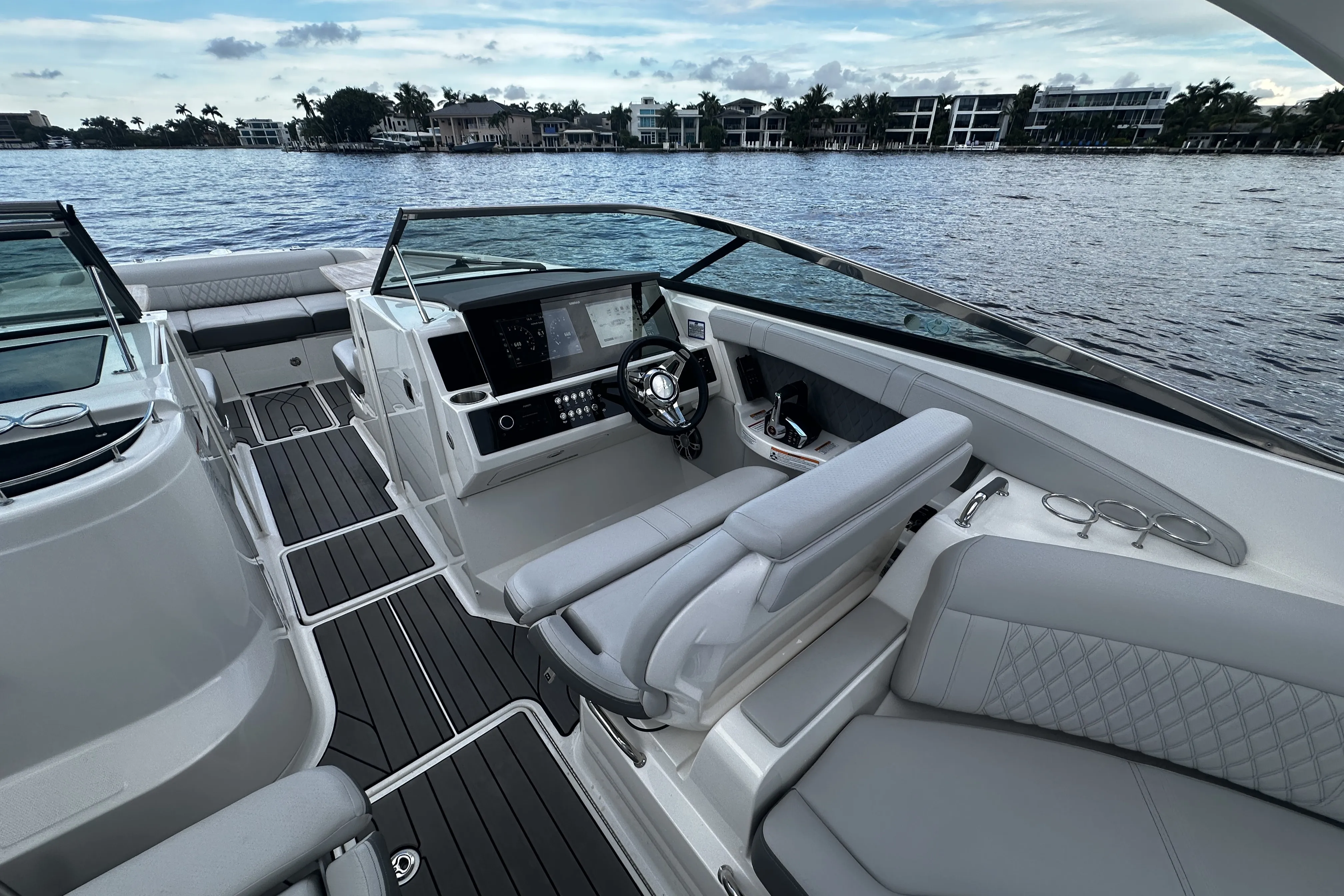 2025 Sea Ray SLX 350 Outboard Image Thumbnail #27