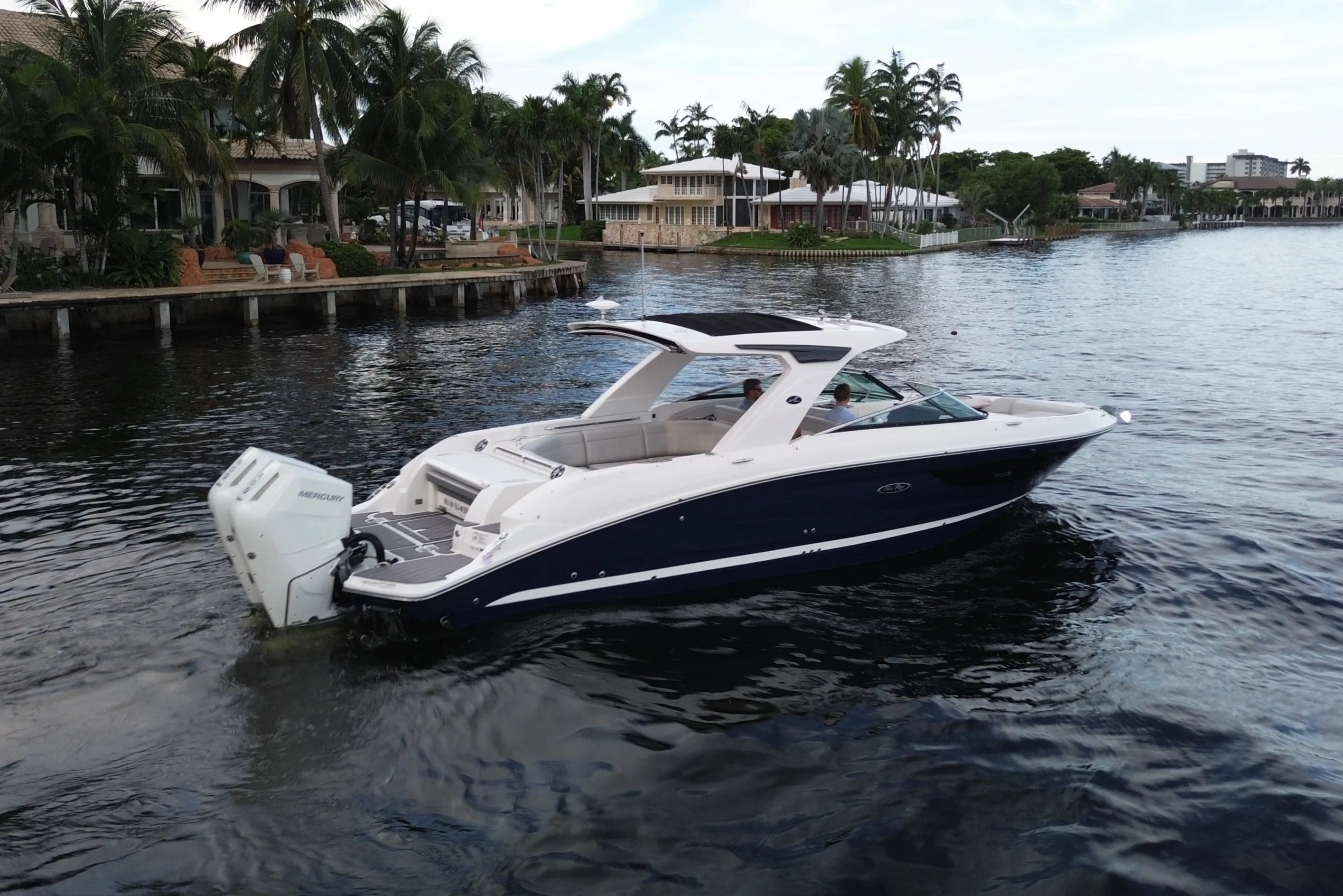 2025 Sea Ray SLX 350 Outboard Image Thumbnail #8