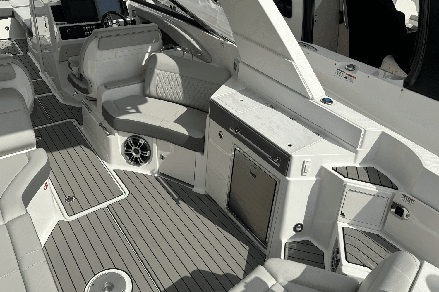 2025 Sea Ray SLX 350 Outboard Image Thumbnail #12