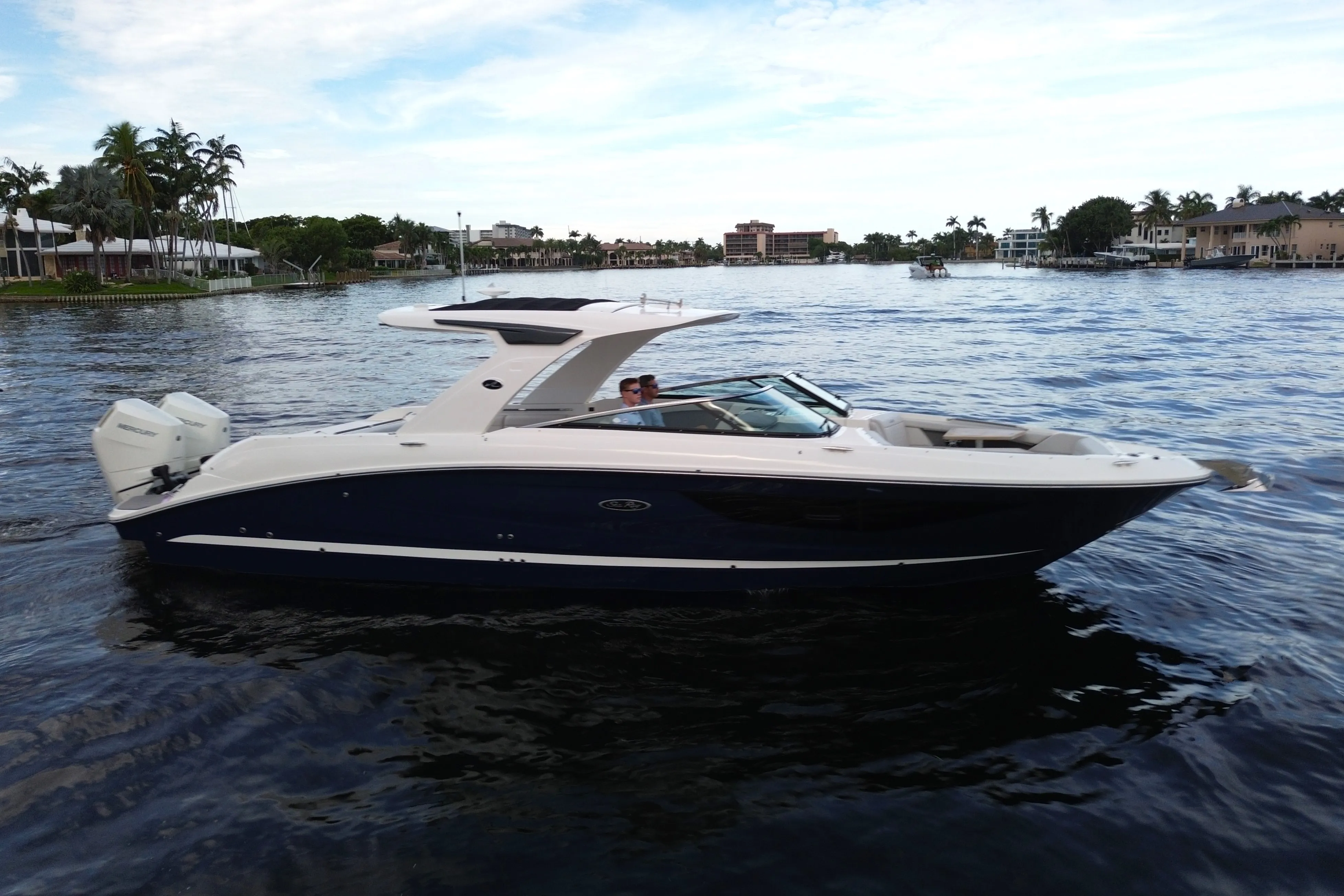 2025 Sea Ray SLX 350 Outboard Image Thumbnail #10