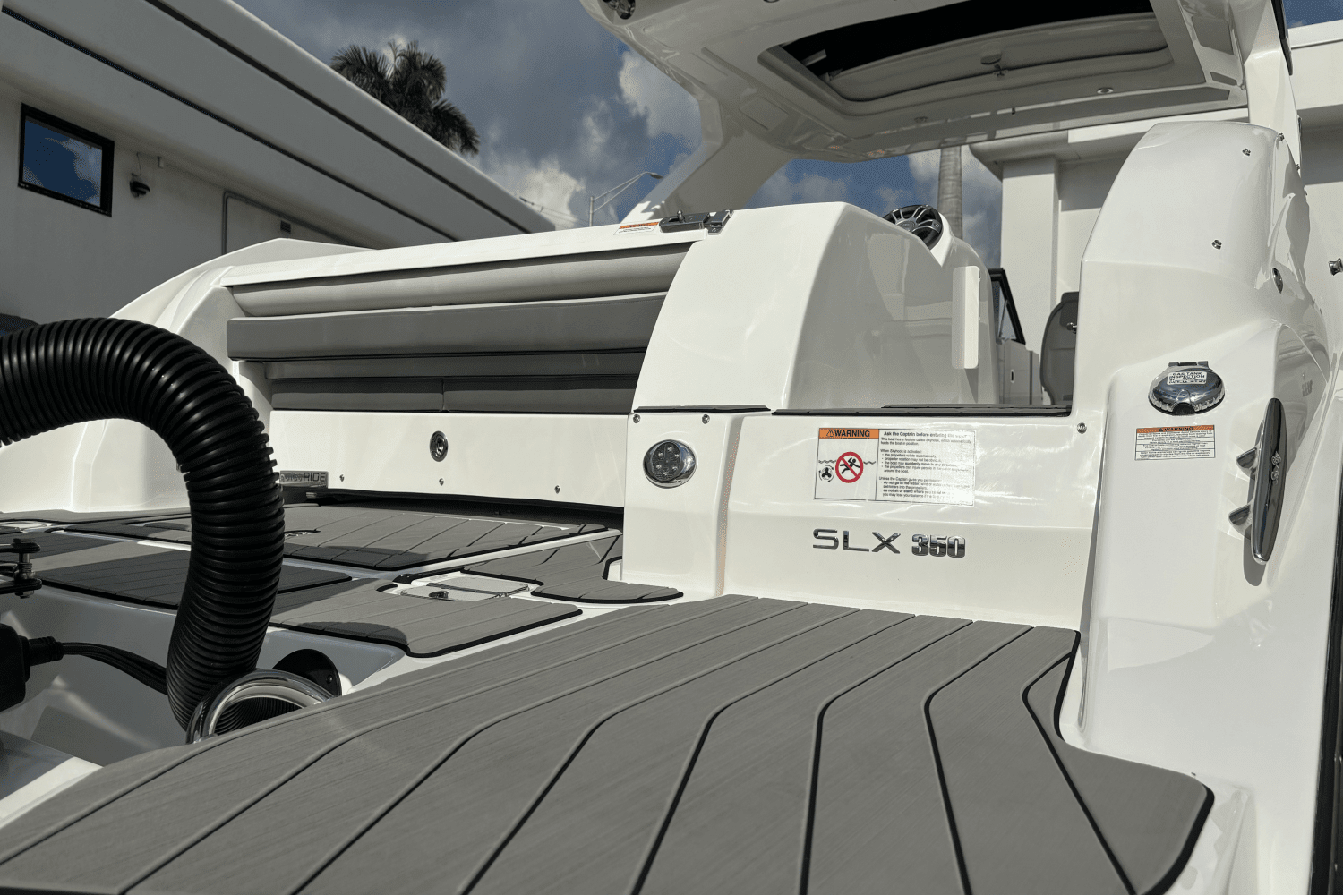 2025 Sea Ray SLX 350 Outboard Image Thumbnail #6