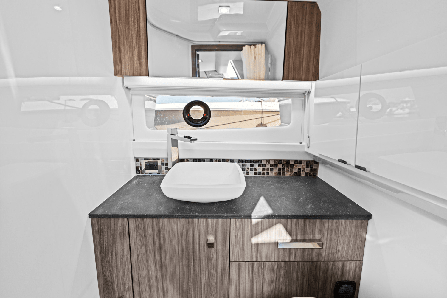 2025 Sea Ray SLX 400 Outboard Image Thumbnail #40