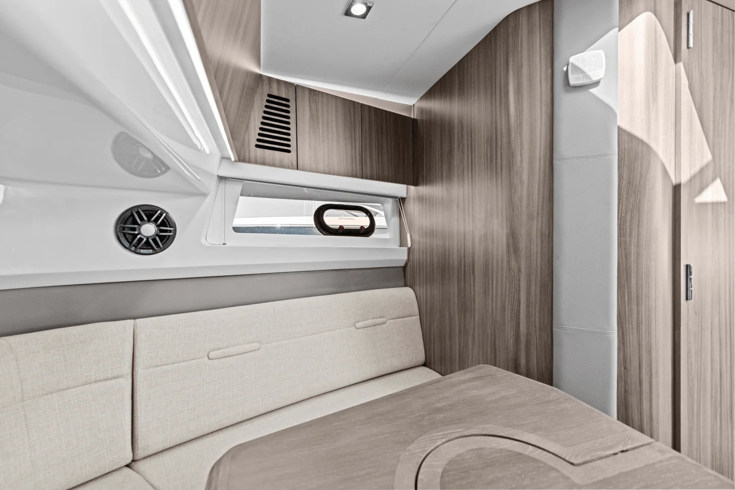 2025 Sea Ray SLX 400 Outboard Image Thumbnail #38