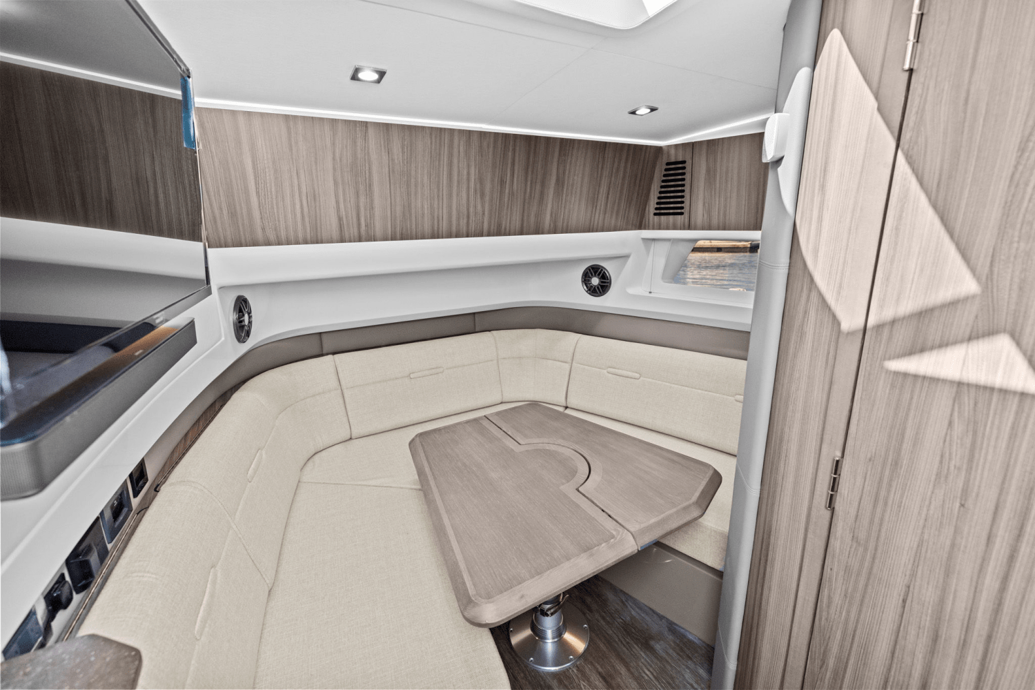 2025 Sea Ray SLX 400 Outboard Image Thumbnail #36