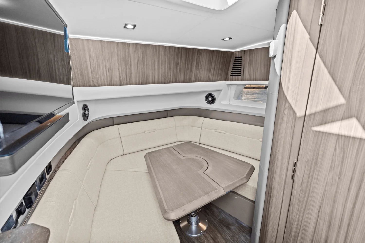 2025 Sea Ray SLX 400 Outboard Image Thumbnail #36