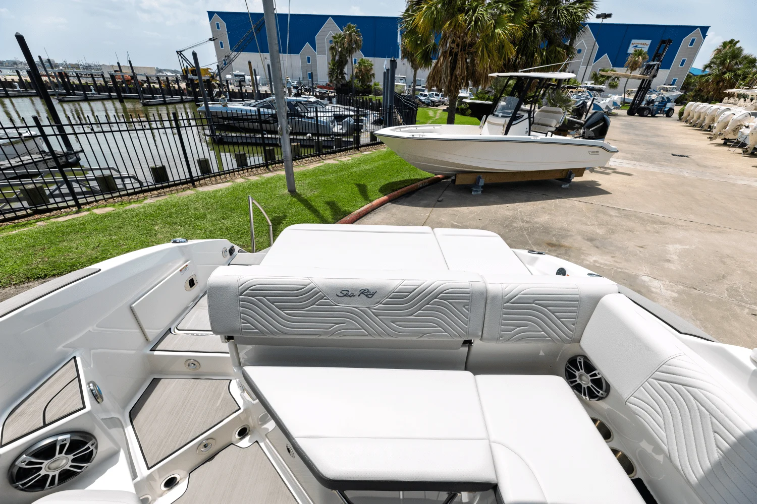 2025 Sea Ray SDX 270 Surf Image Thumbnail #9