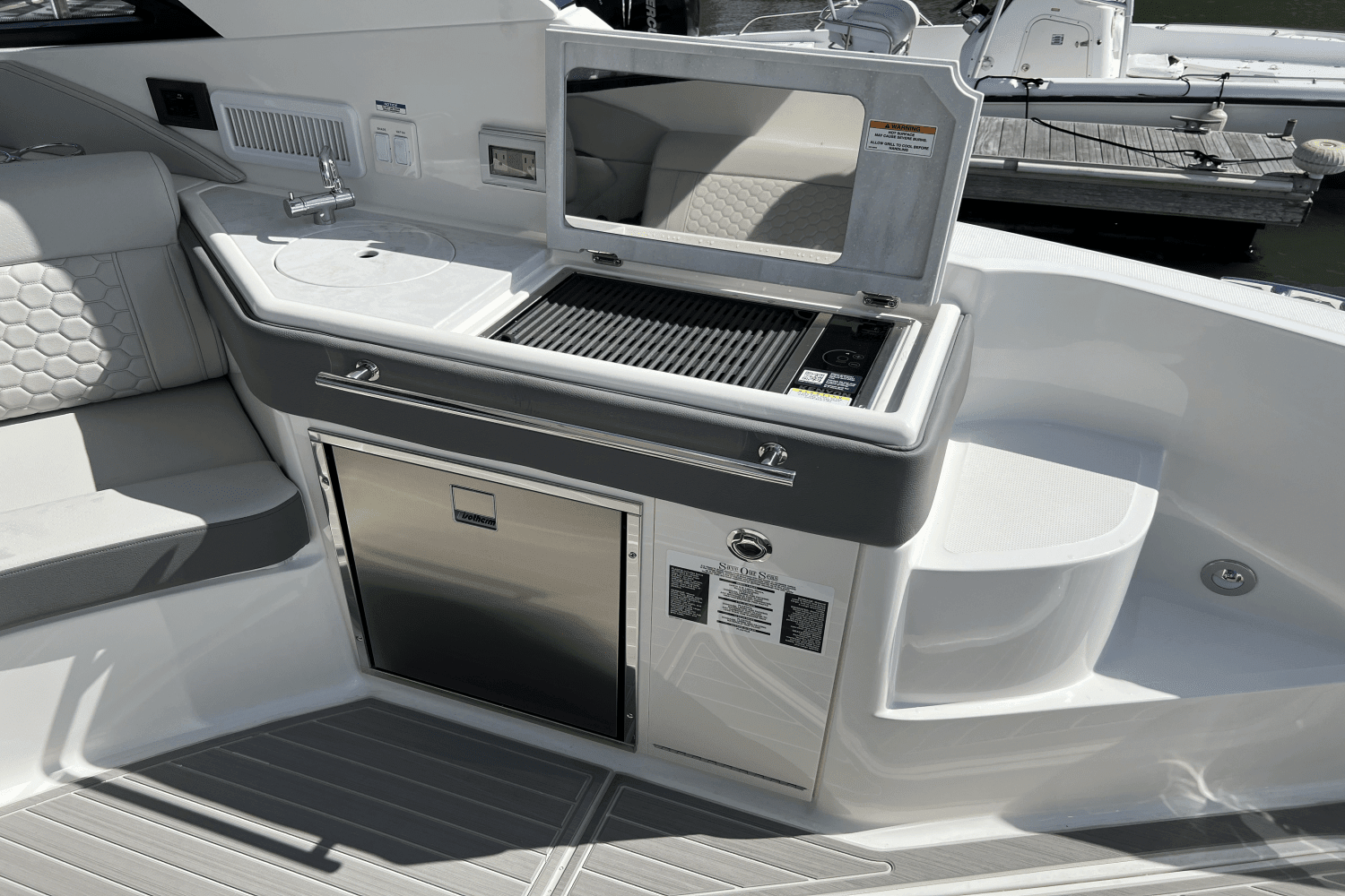 2025 Sea Ray Sundancer 320 Outboard Image Thumbnail #13