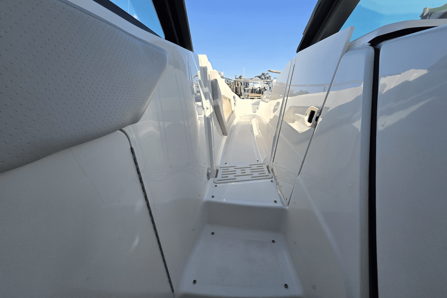 2025 Sea Ray Sundancer 320 Outboard Image Thumbnail #12