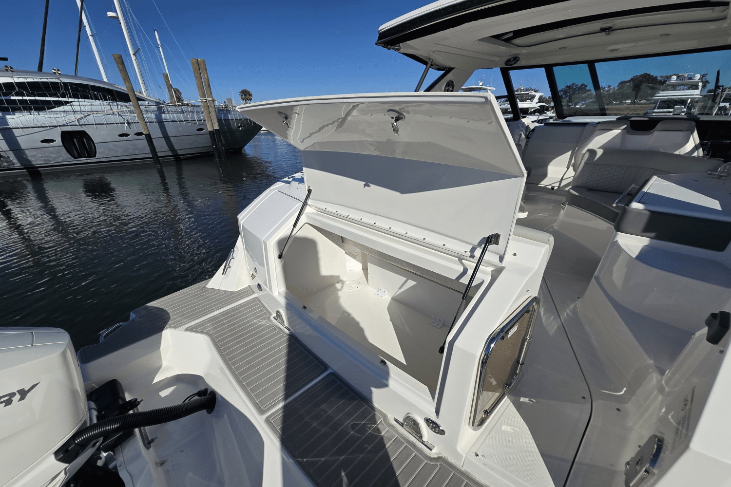 2025 Sea Ray Sundancer 320 Outboard Image Thumbnail #3