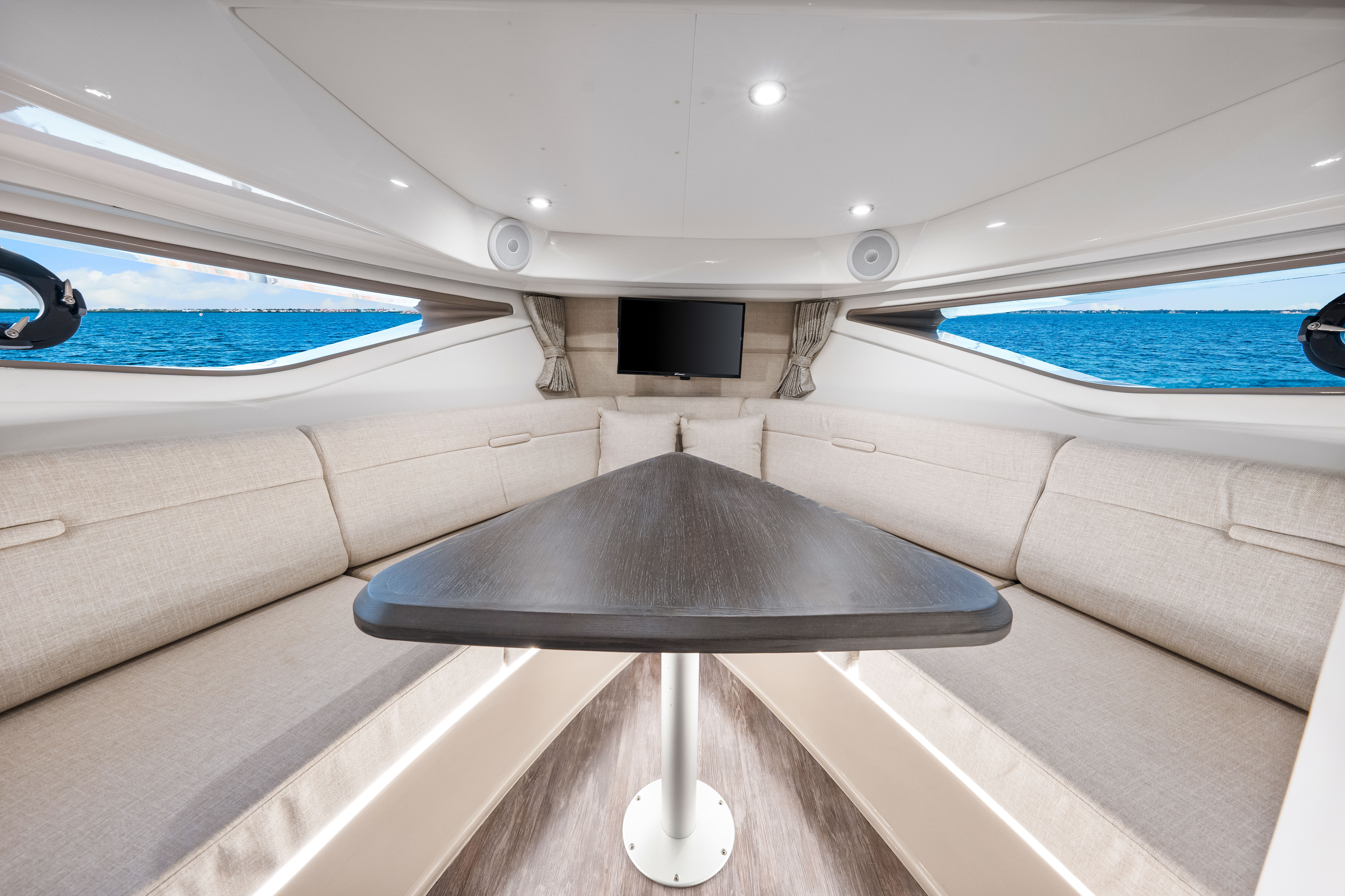 2025 Sea Ray Sundancer 320 Outboard Image Thumbnail #32